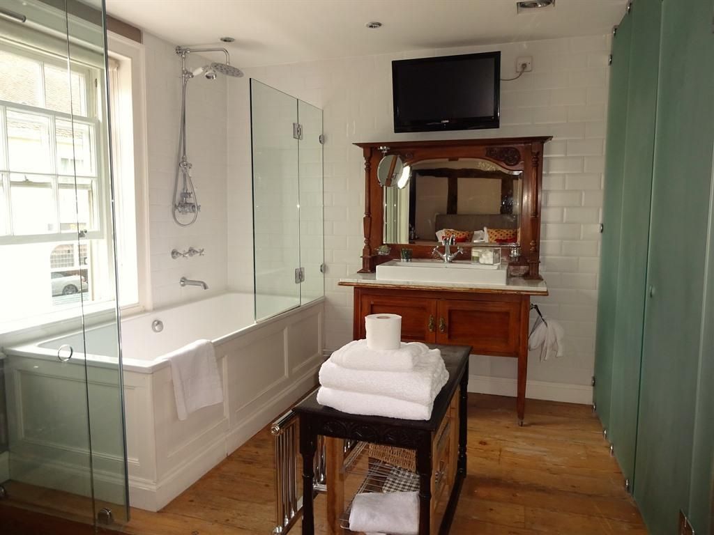 King-Deluxe-Ensuite with Shower-KING