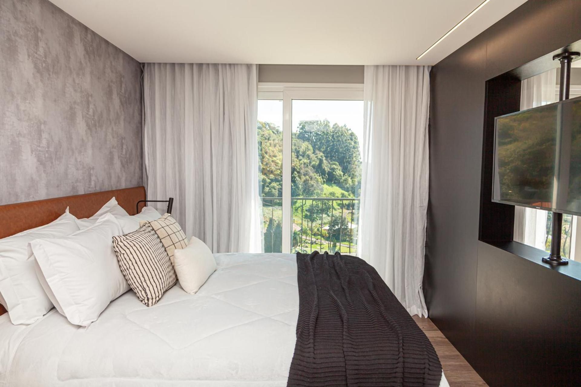 Queen Suite with Spa Bath