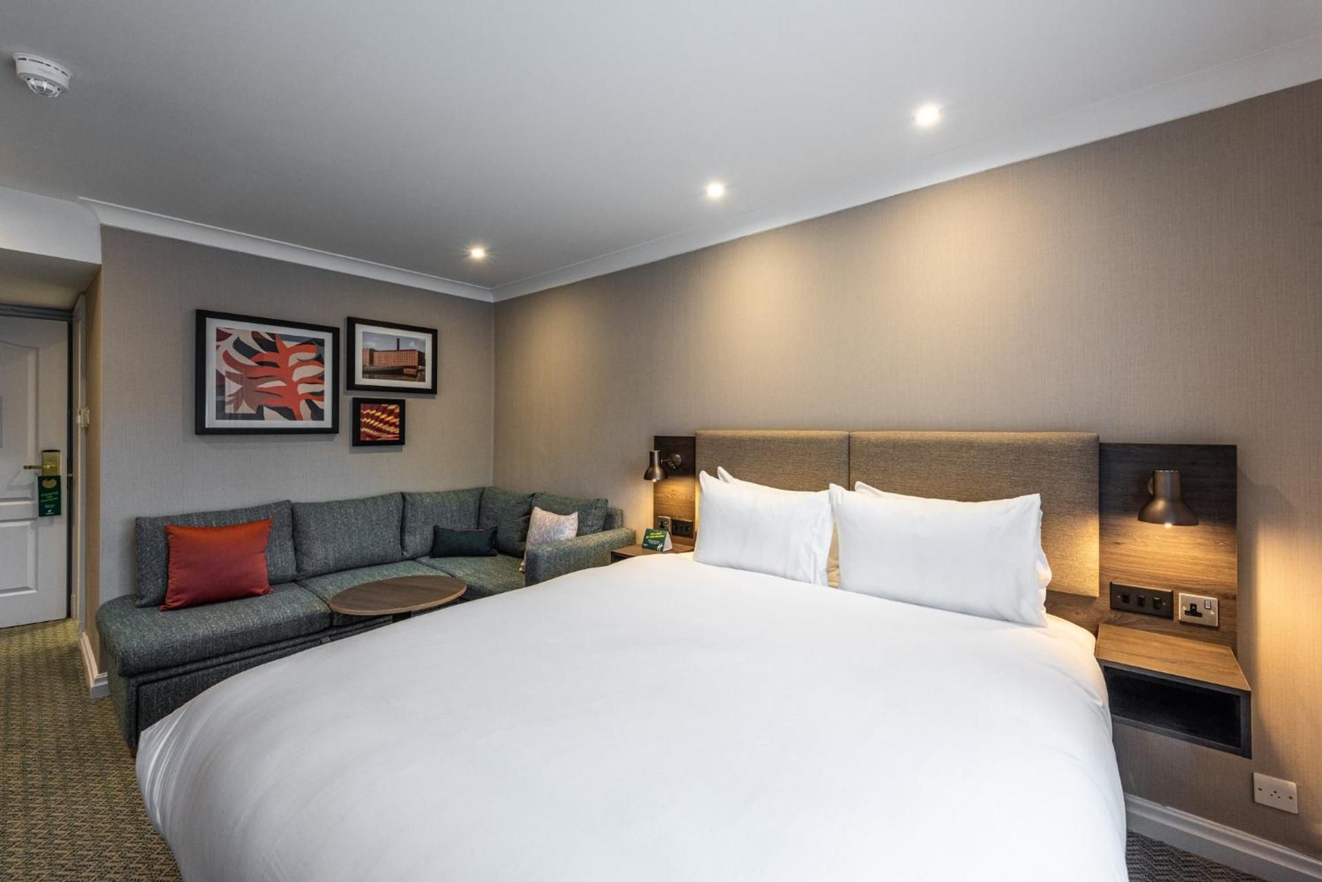 Standard Queen Room with Sofa Bed - Non-Smoking