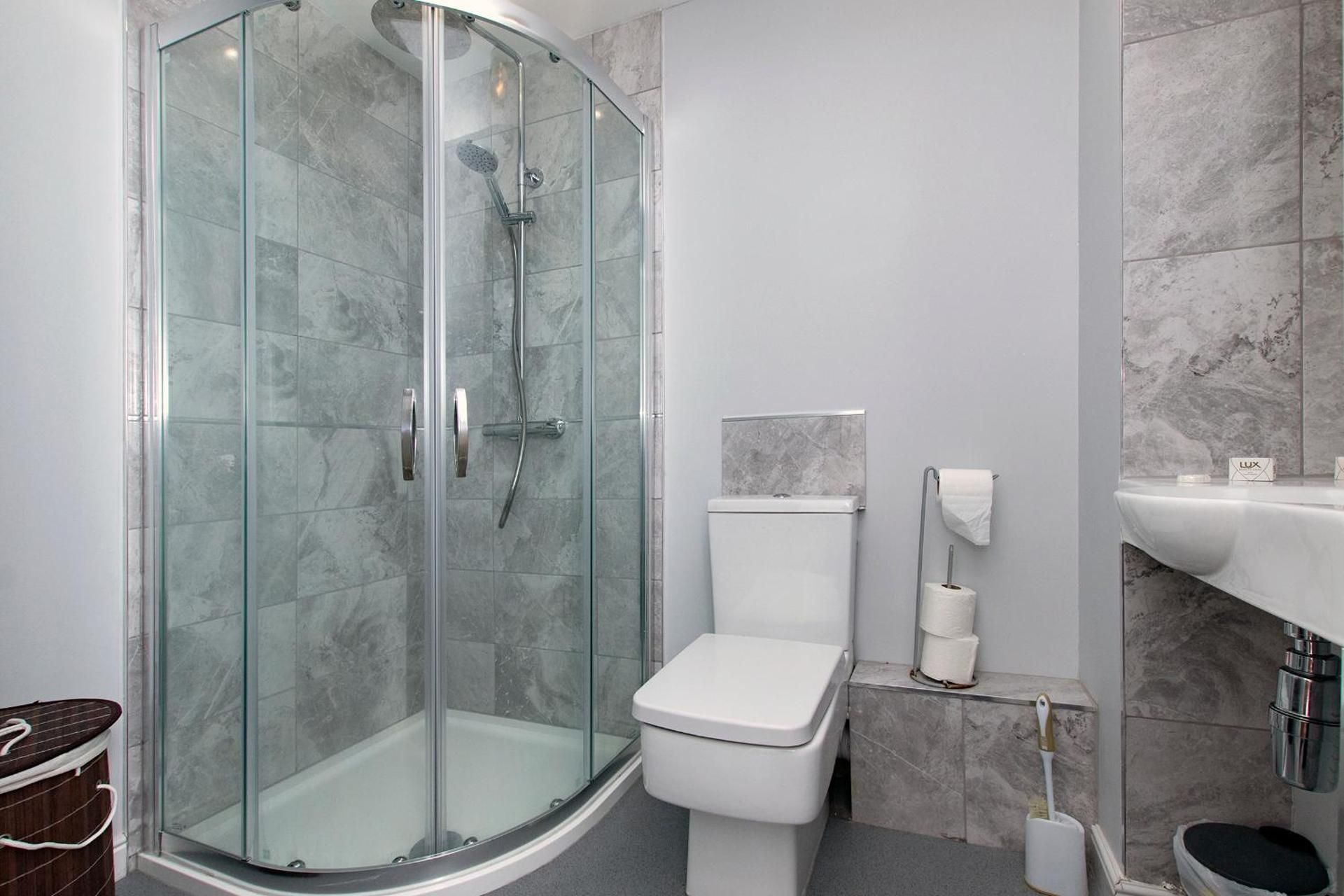 Apartment with Shower