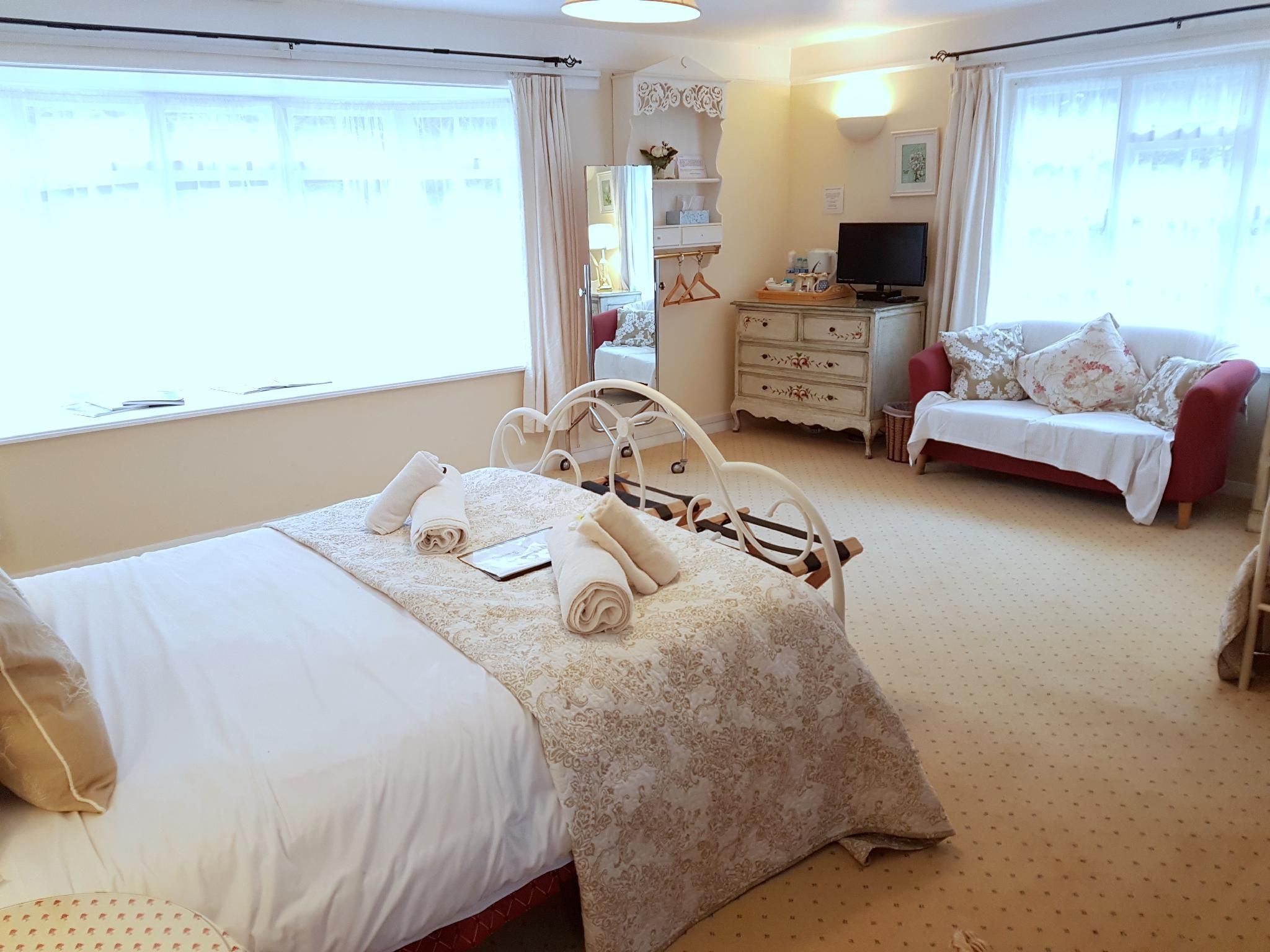 Family room-Private Bathroom- (Room 10)