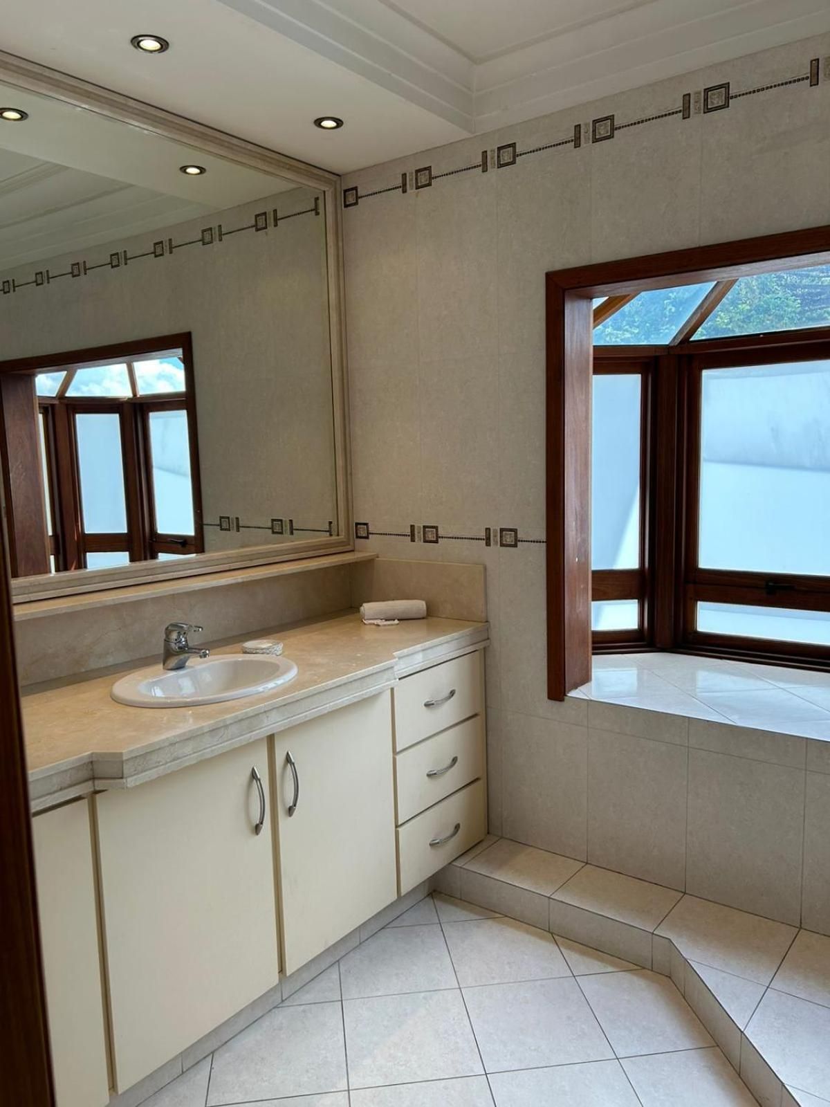 Four-Bedroom Deluxe Apartment