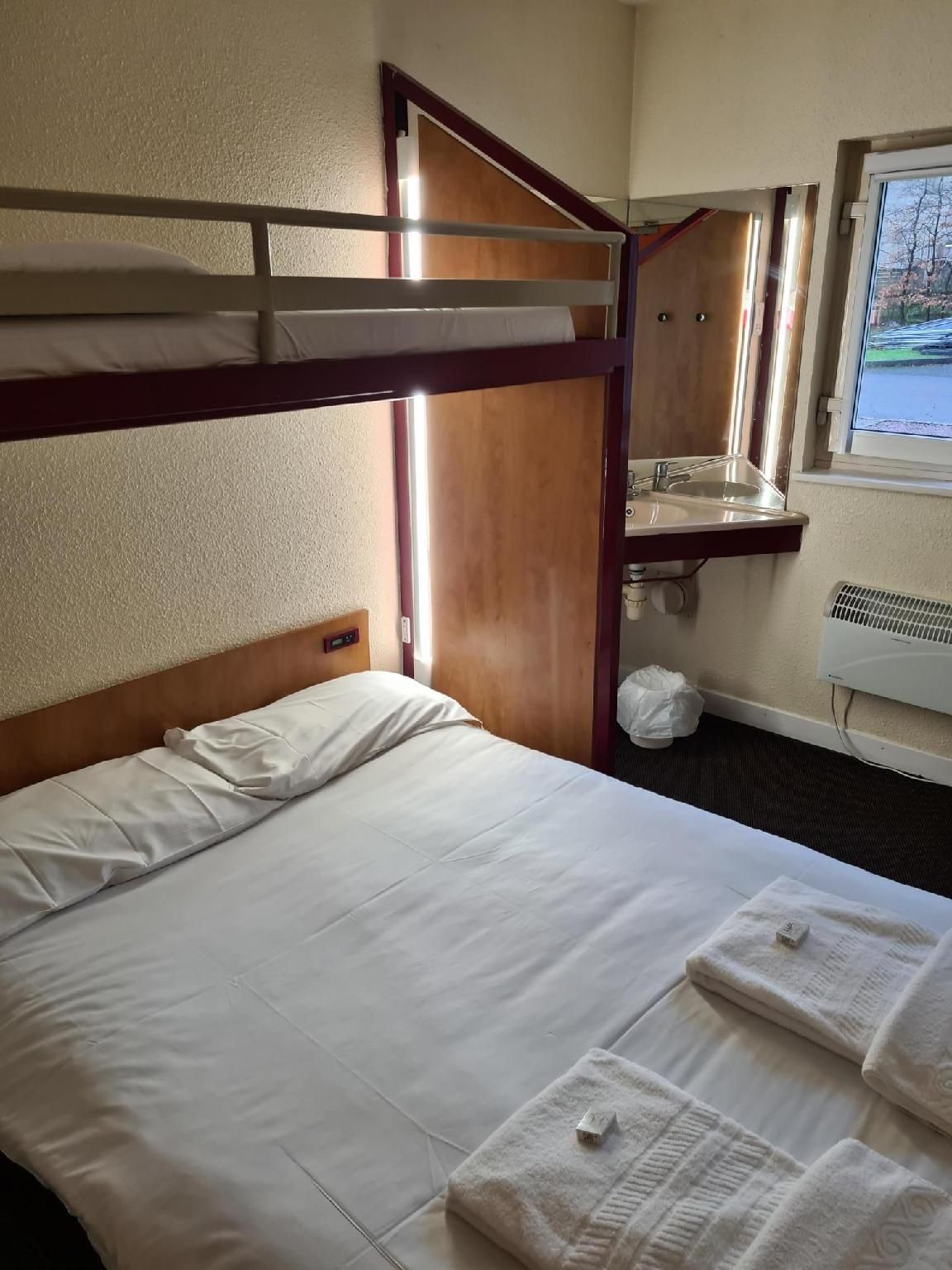 Metro Inns Falkirk Triple - 3 adults 2