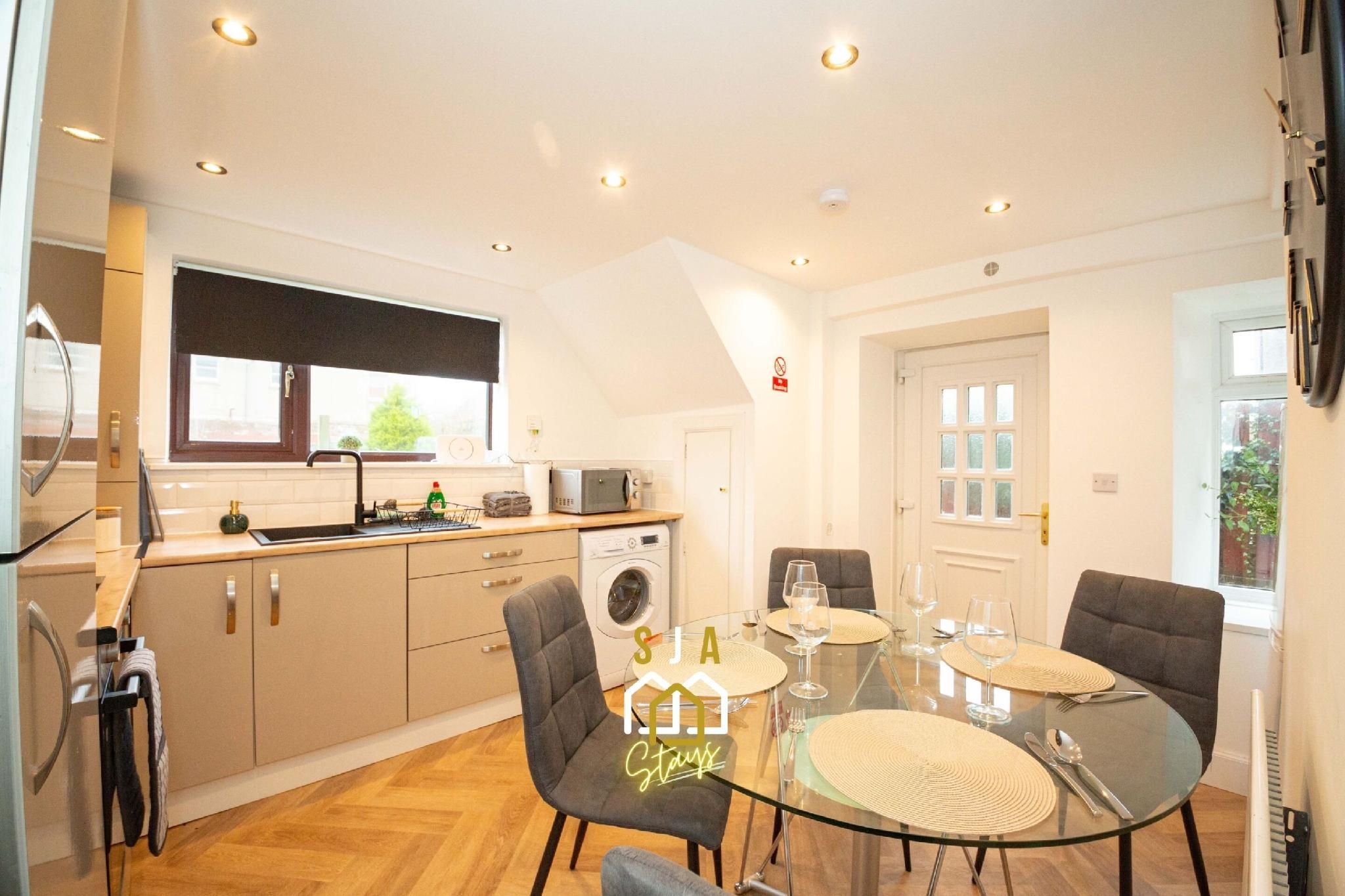 Queen Street Stay - SJA Stays - Modern 2 Bed Apartment