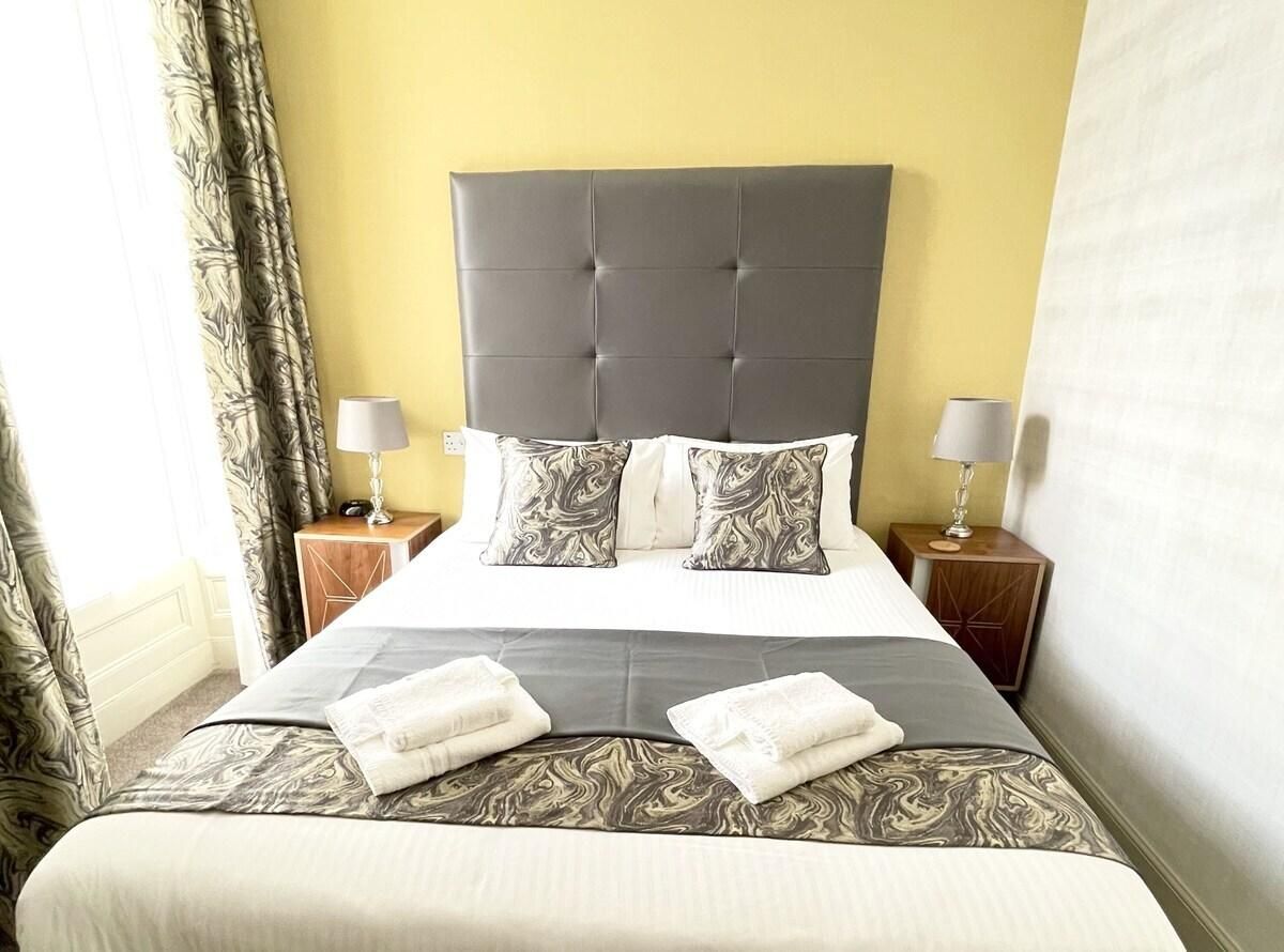 3 -Deluxe-Double room-Ensuite with Shower
