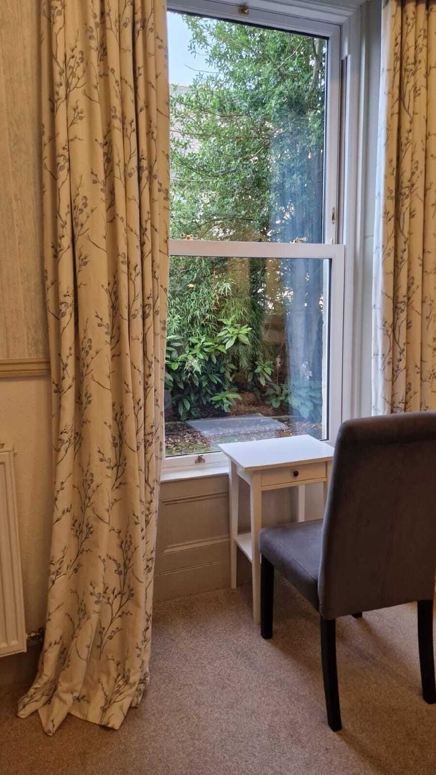 2 Ground-Twin room-Ensuite with Shower-Classic-Courtyard view