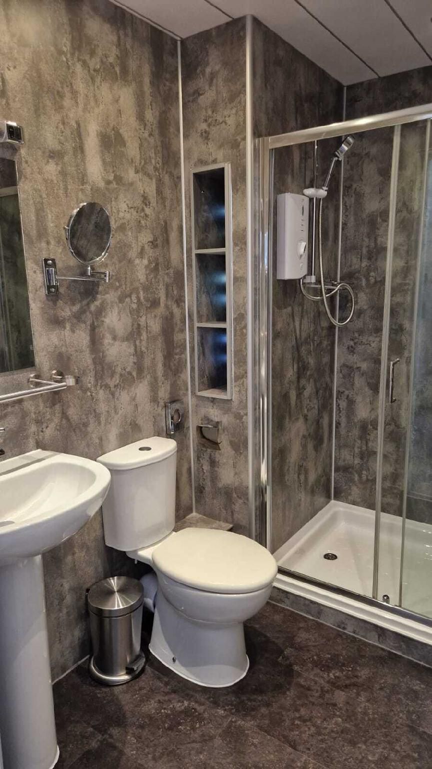 4-Deluxe-Suite-Ensuite with Shower-Garden view