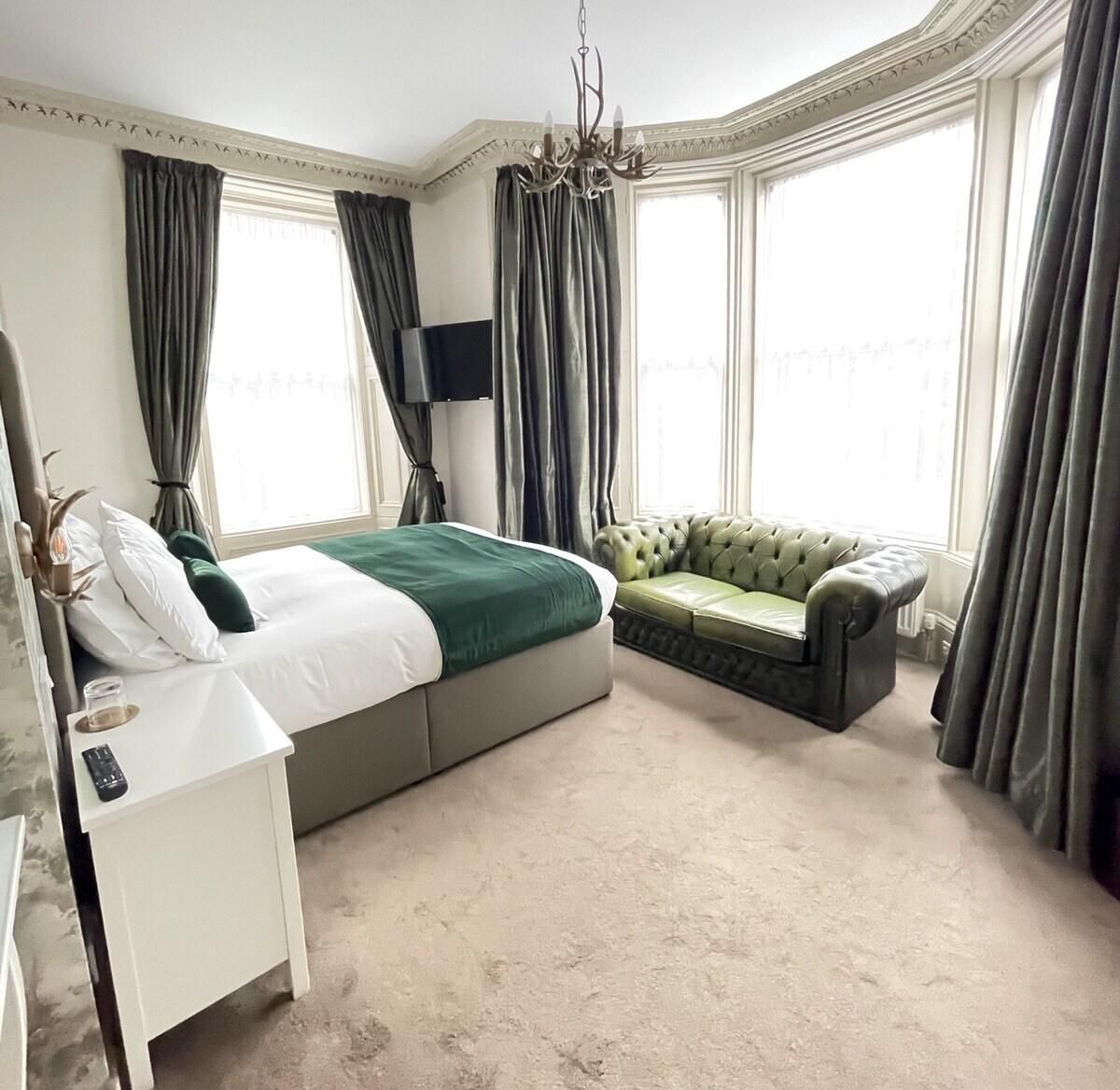 1 Ground Level-Suite-Ensuite with Bath-Deluxe-Garden view