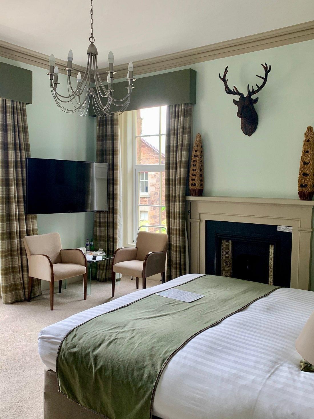 4-Deluxe-Suite-Ensuite with Shower-Garden view