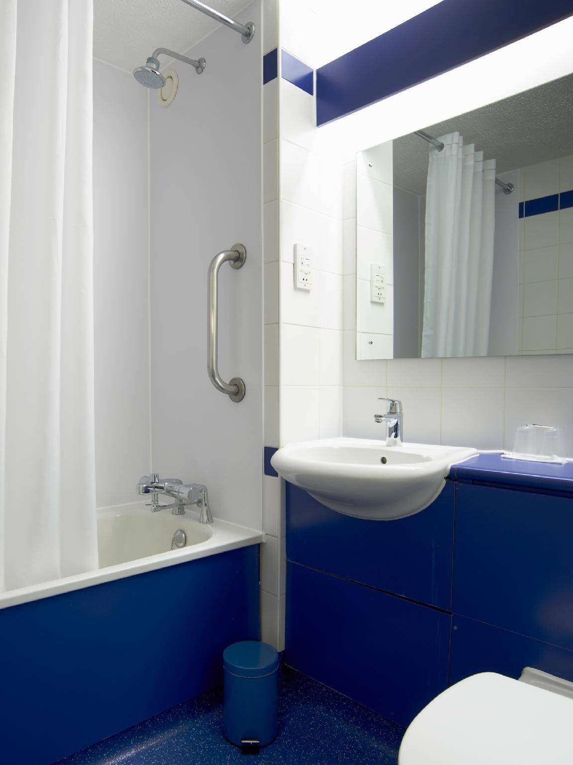 Travelodge Glenrothes Family Room 3