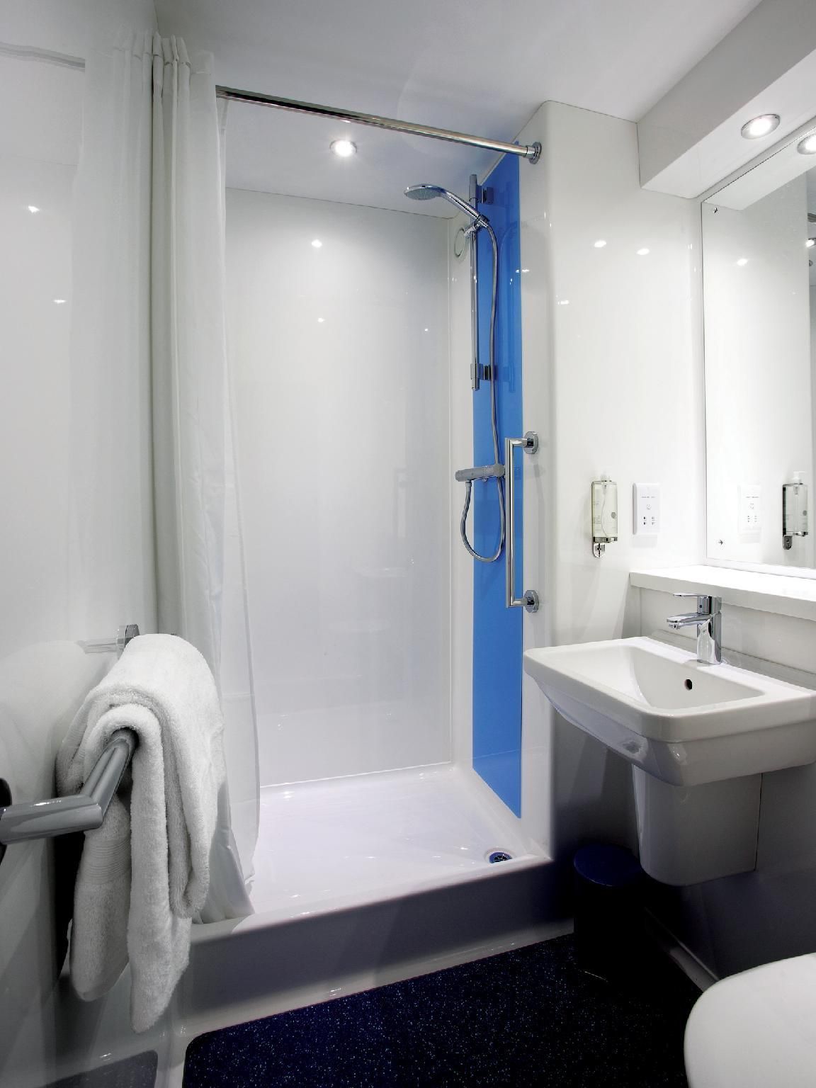 Travelodge Glenrothes Double Room 3