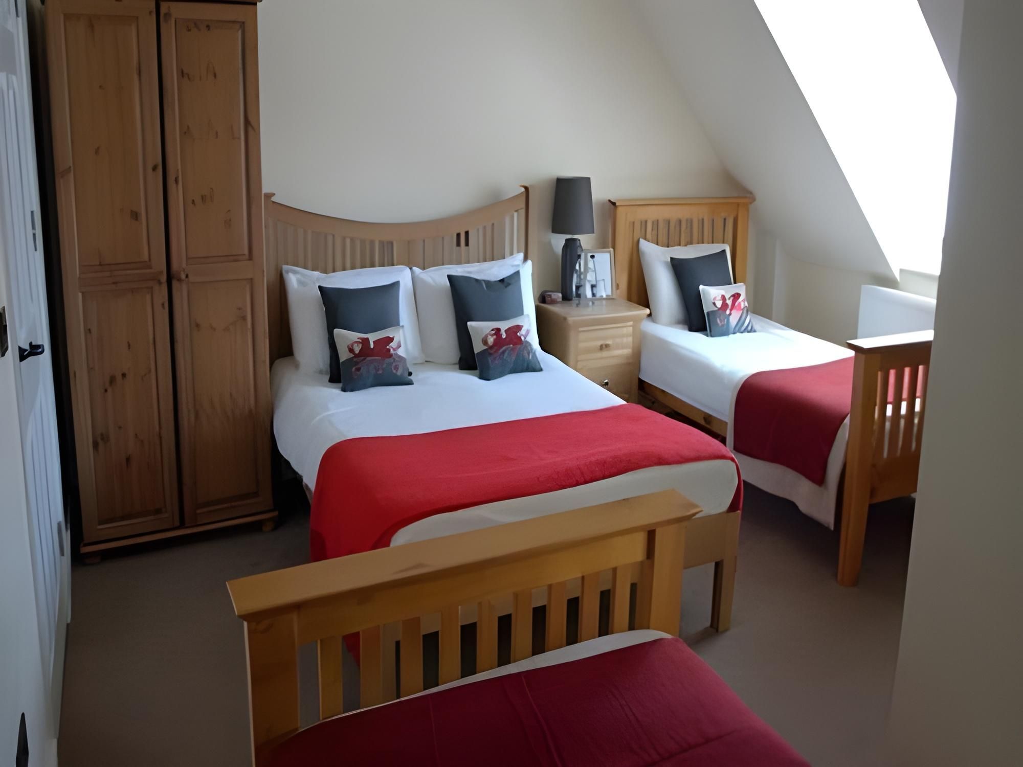 Family room-Standard-Ensuite-(2 Adults + 2 Children)