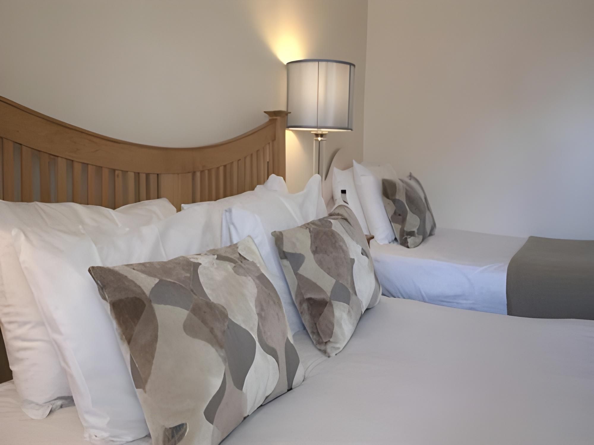 Family room-Standard-Ensuite-(2 Adults + 1 Child)