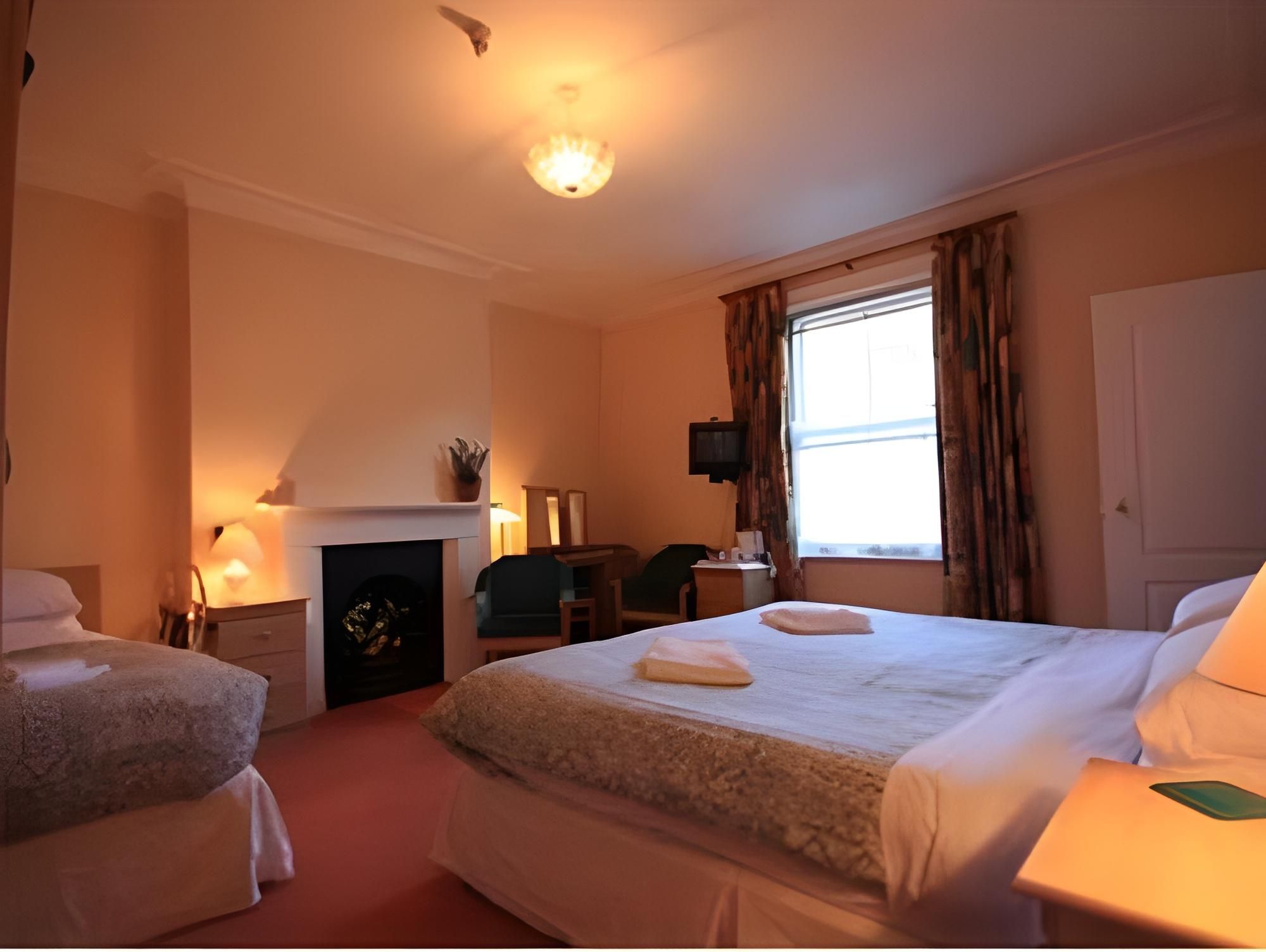 Family room-Ensuite-(2 Adults & 1 Child)