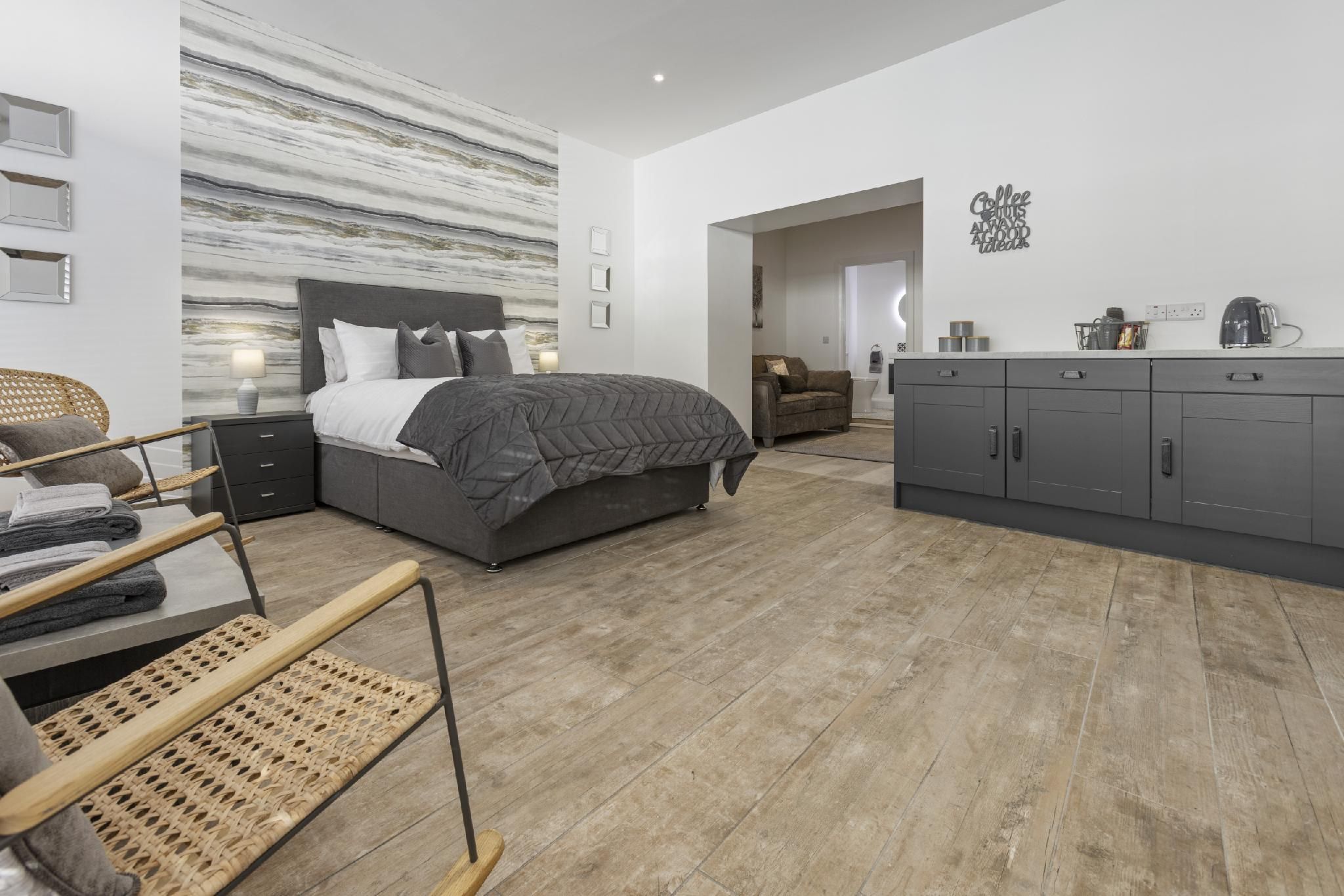 Suite-Deluxe-Ensuite with Shower-Street View