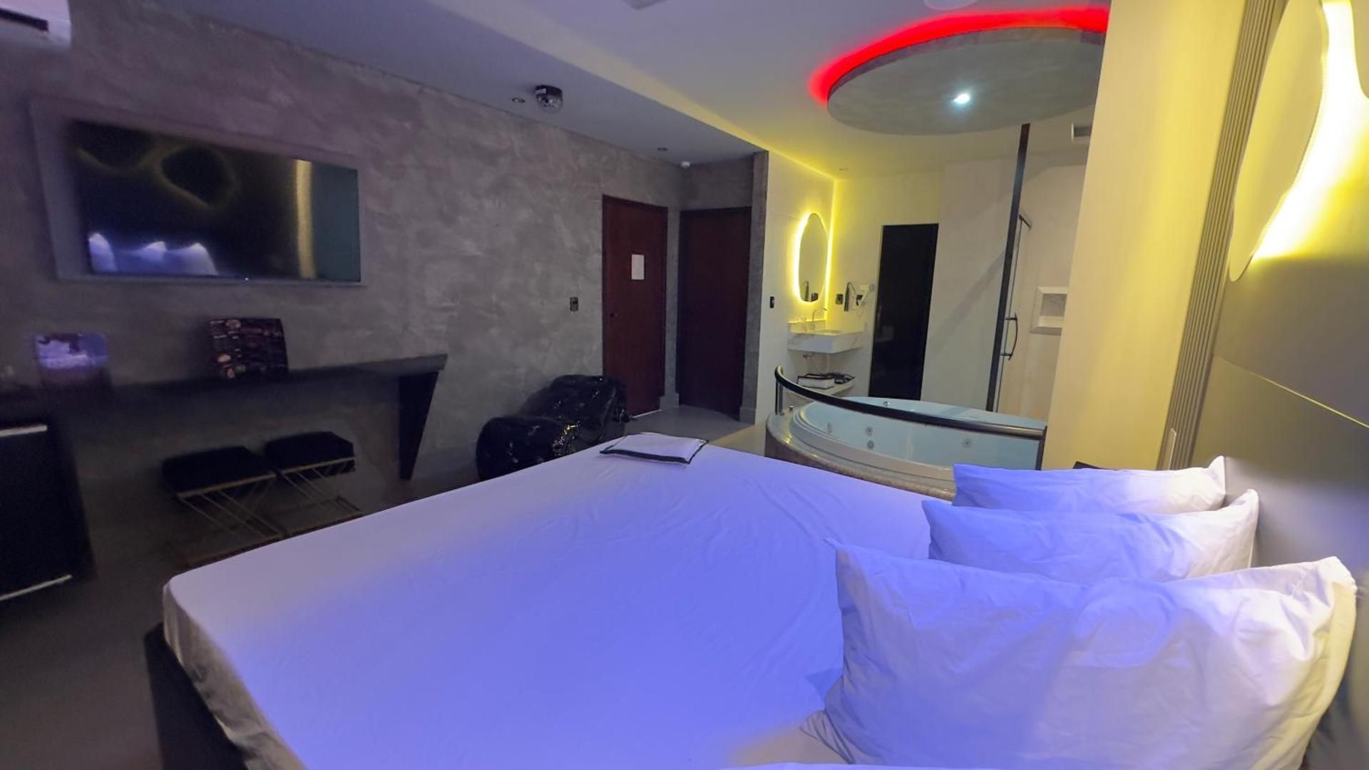 Queen Suite with Spa Bath
