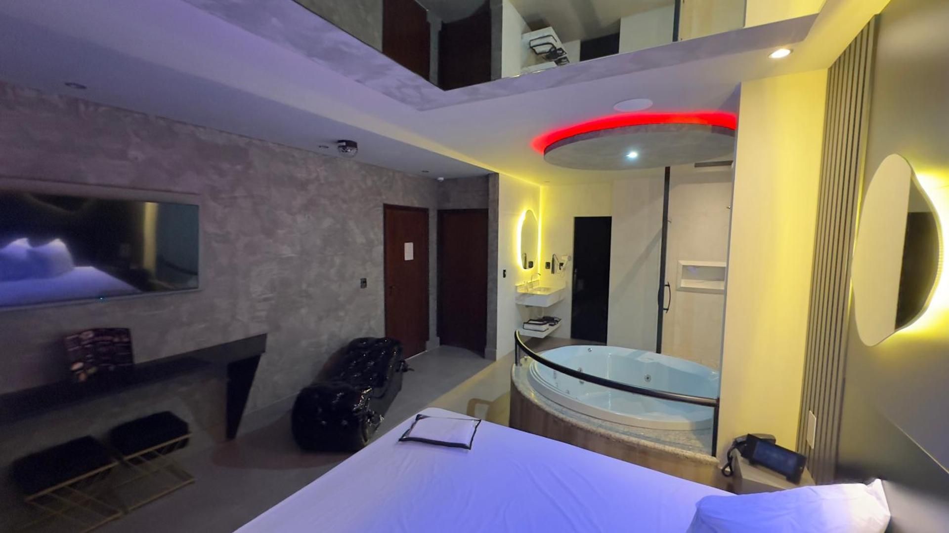 Queen Suite with Spa Bath