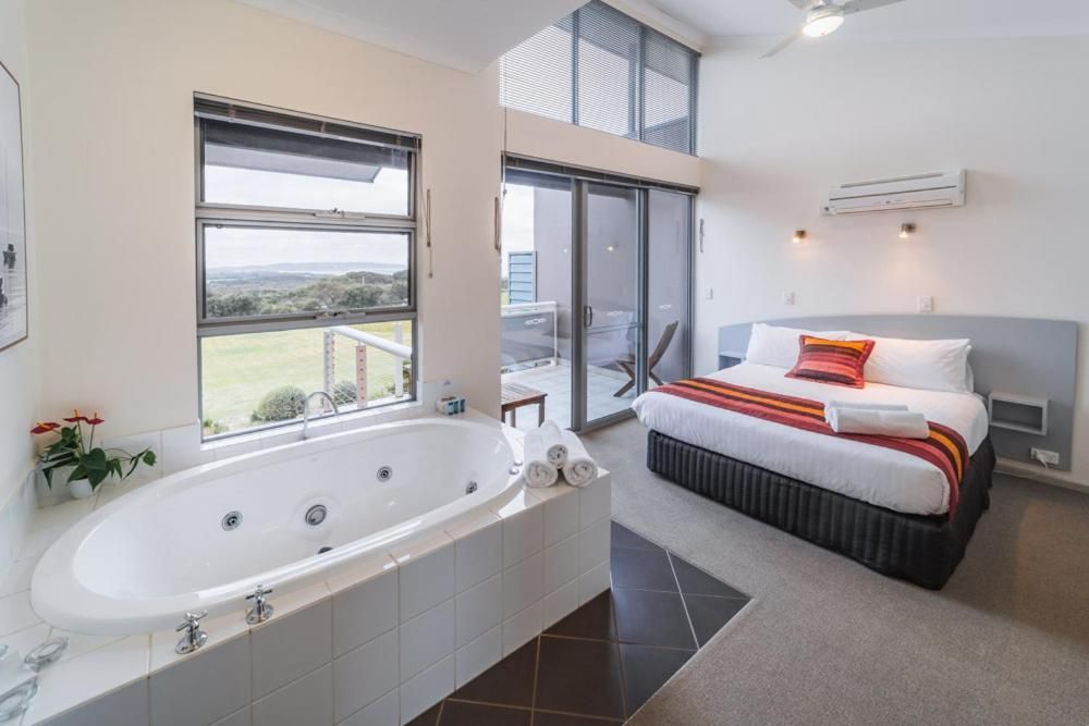 Deluxe Two-Bedroom Apartment with Spa Bath (1 Double and Twin Beds)