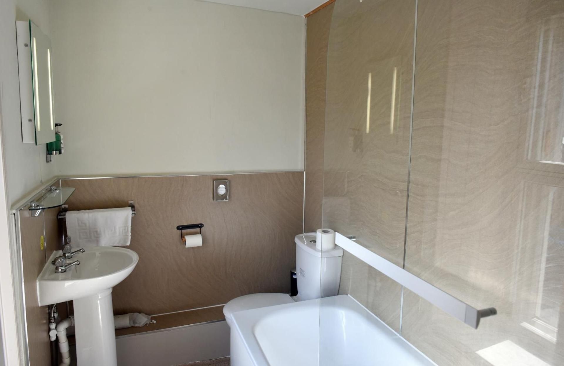 The Black Bull Hotel Twin room-Ensuite 3