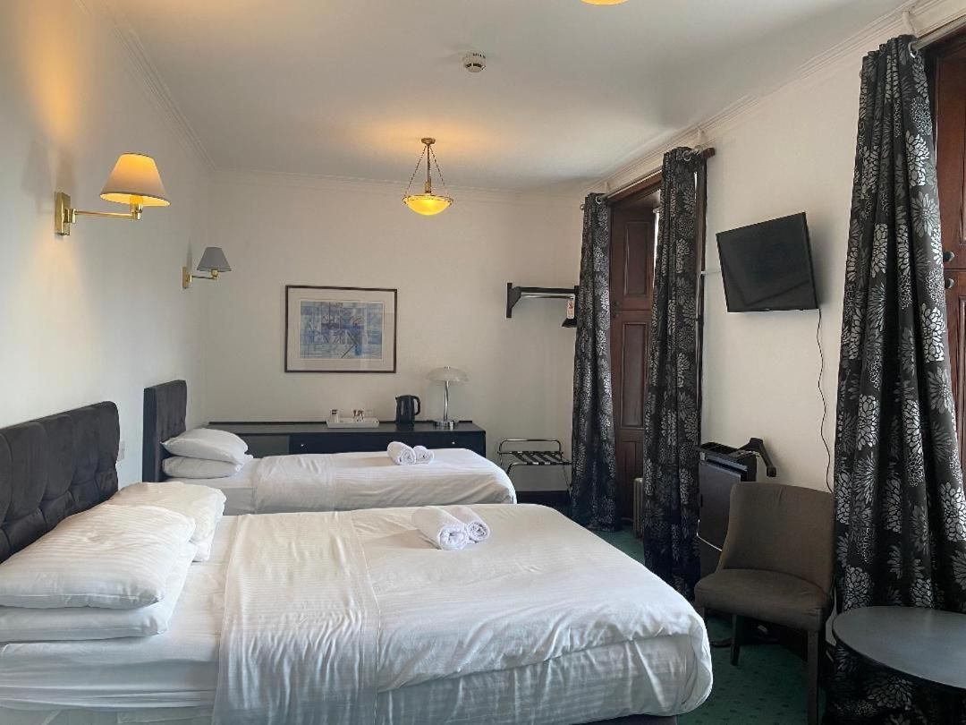 Family Room (2 Adults + 1 Child)