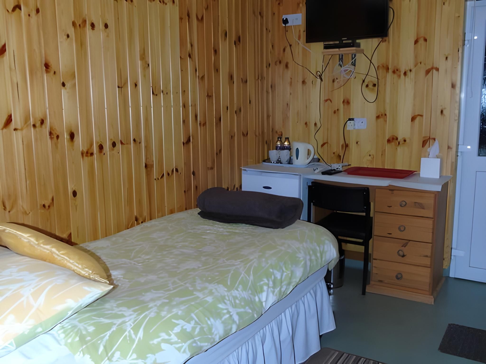 Triple room-Budget-Ensuite with Shower-Street View