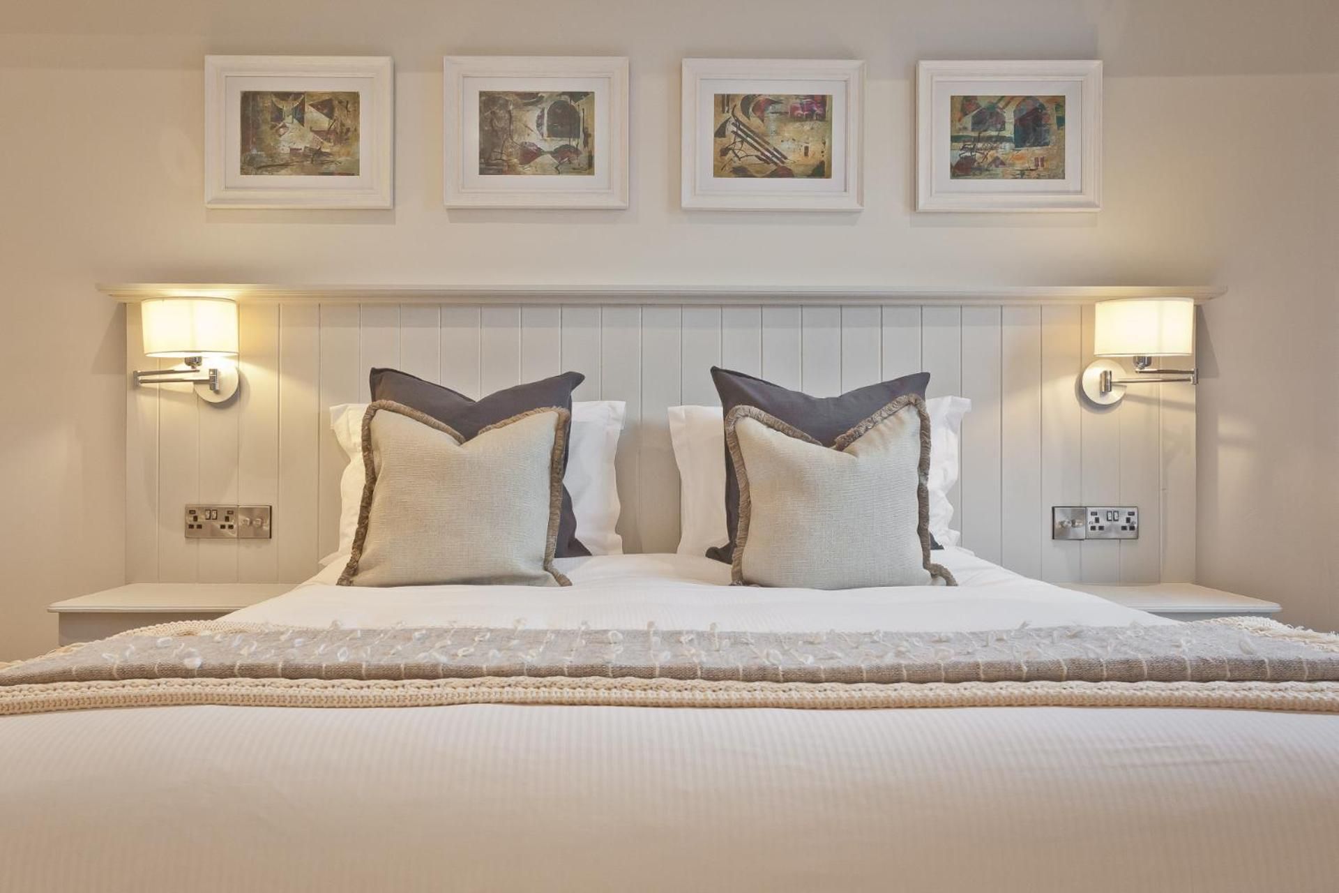 Tithe Barn - Self Check In Hotel Deluxe King Room 2