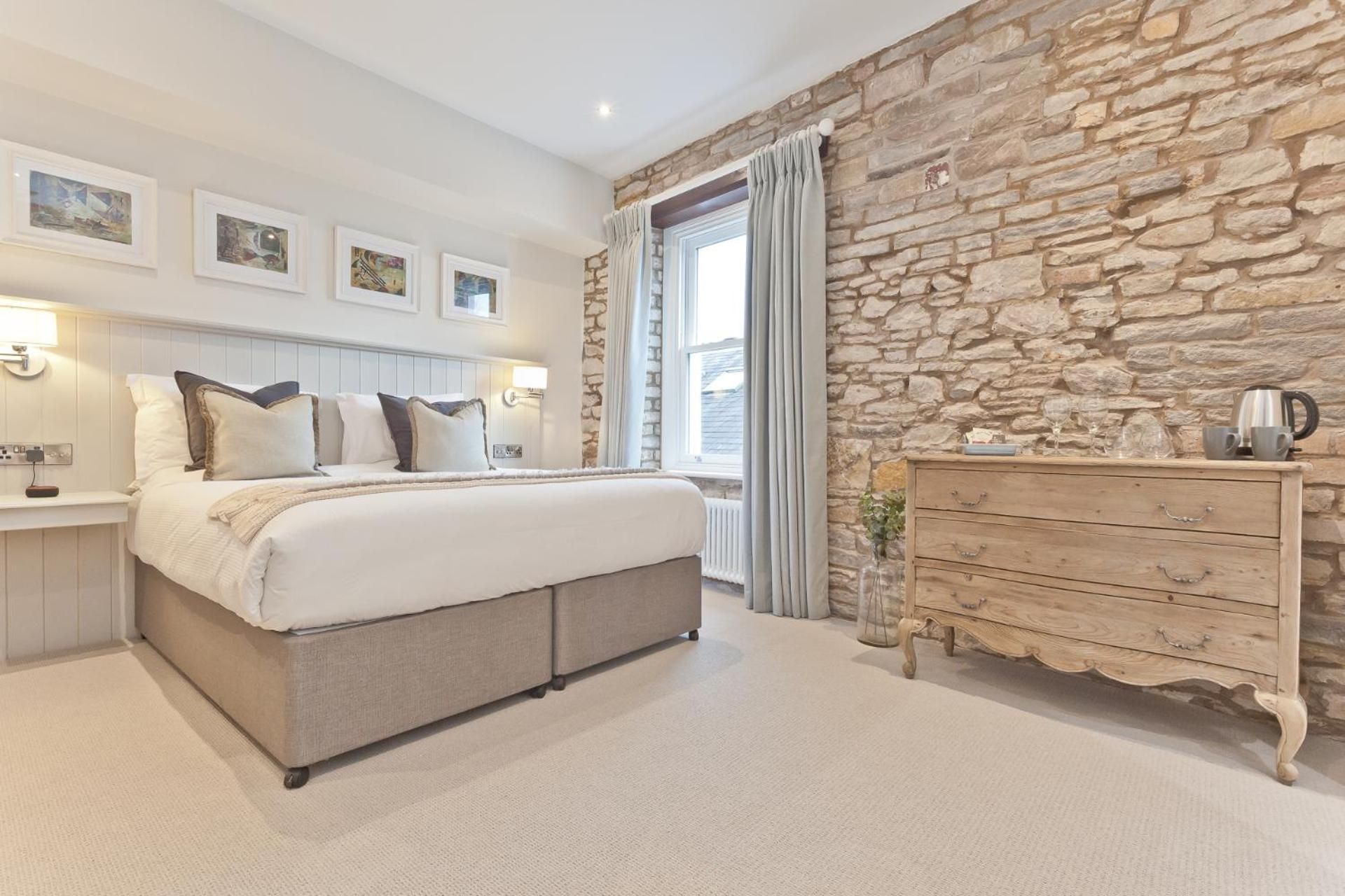 Tithe Barn - Self Check In Hotel Deluxe King Room