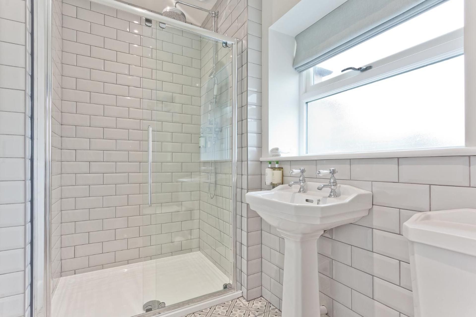 Tithe Barn - Self Check In Hotel Standard King Room 3