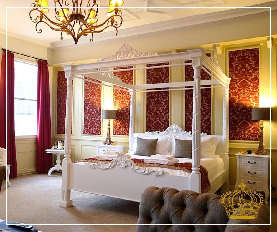 Double Room - Courtroom
