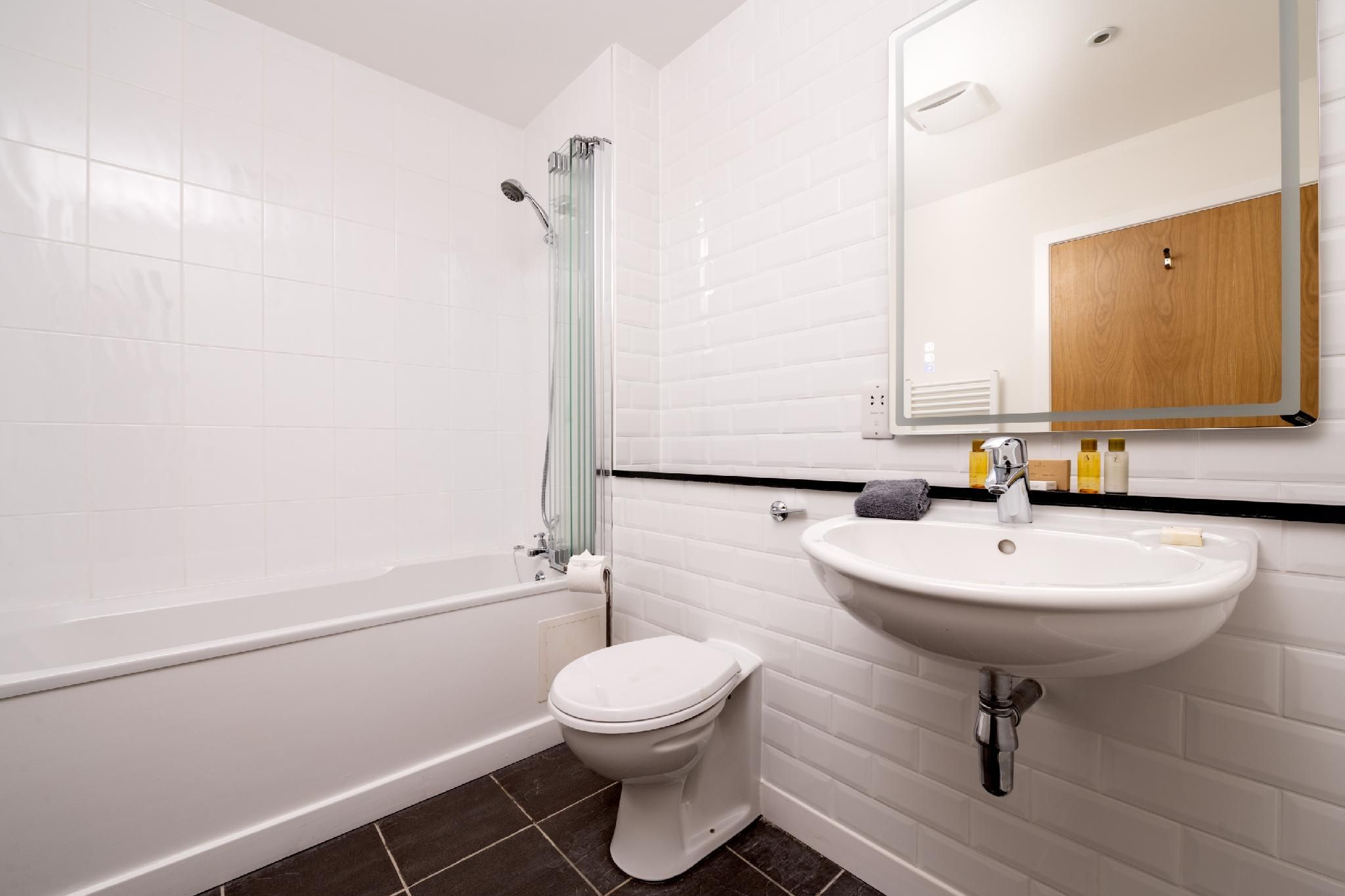 Cottage-Private Bathroom-River view-CC03