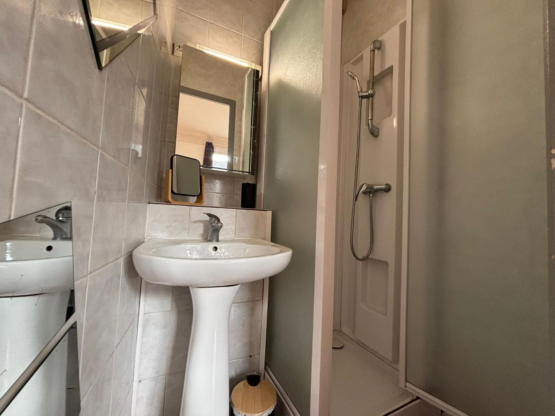 Apartment with Shower