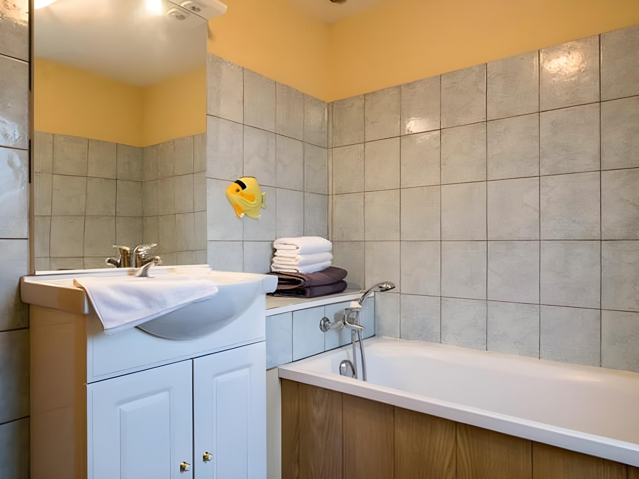Moussaillon-Apartment-Ensuite with Bath