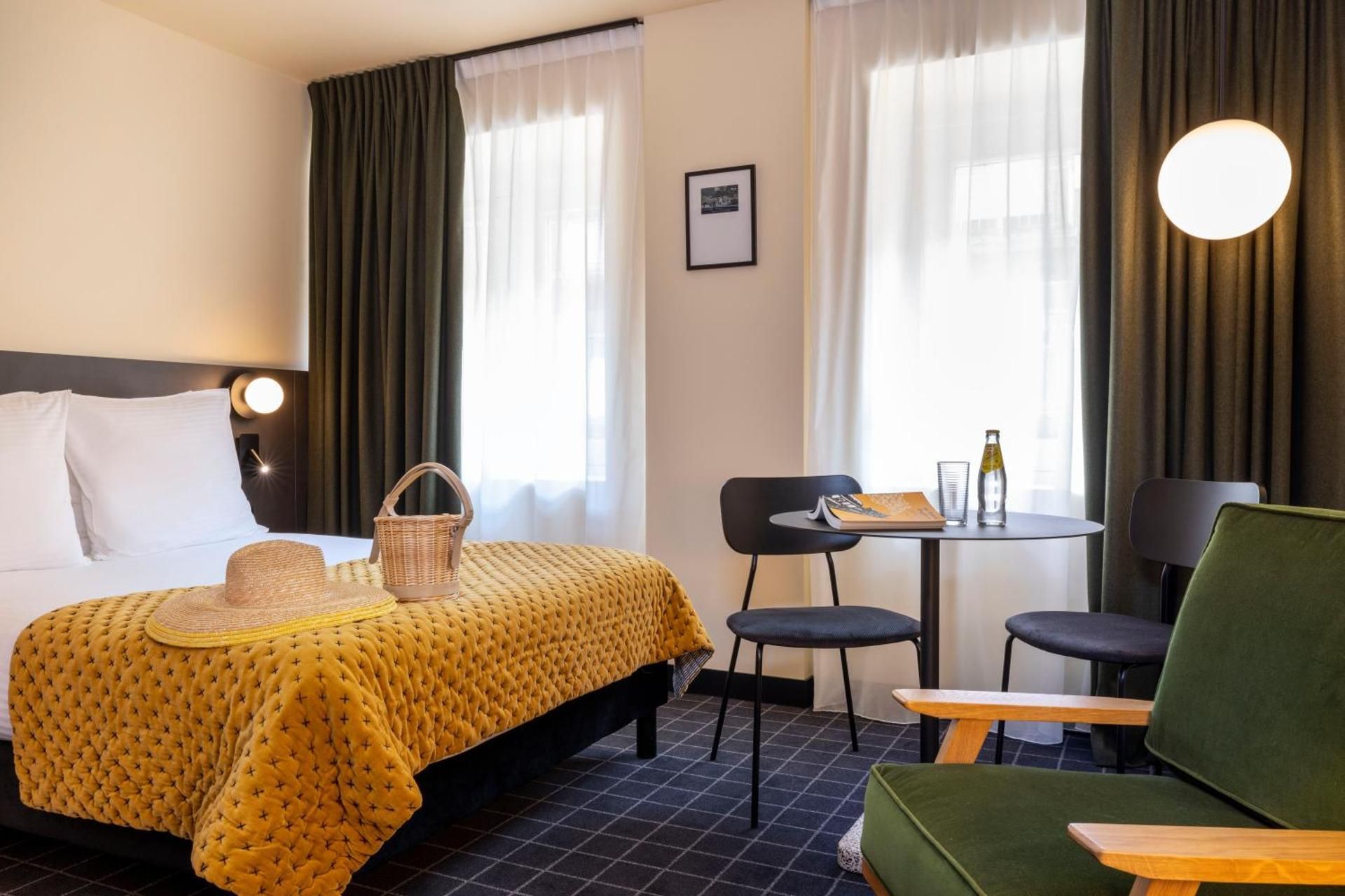 1 Queen Bed, Nonsmoking, Superior Room, Air Conditioning