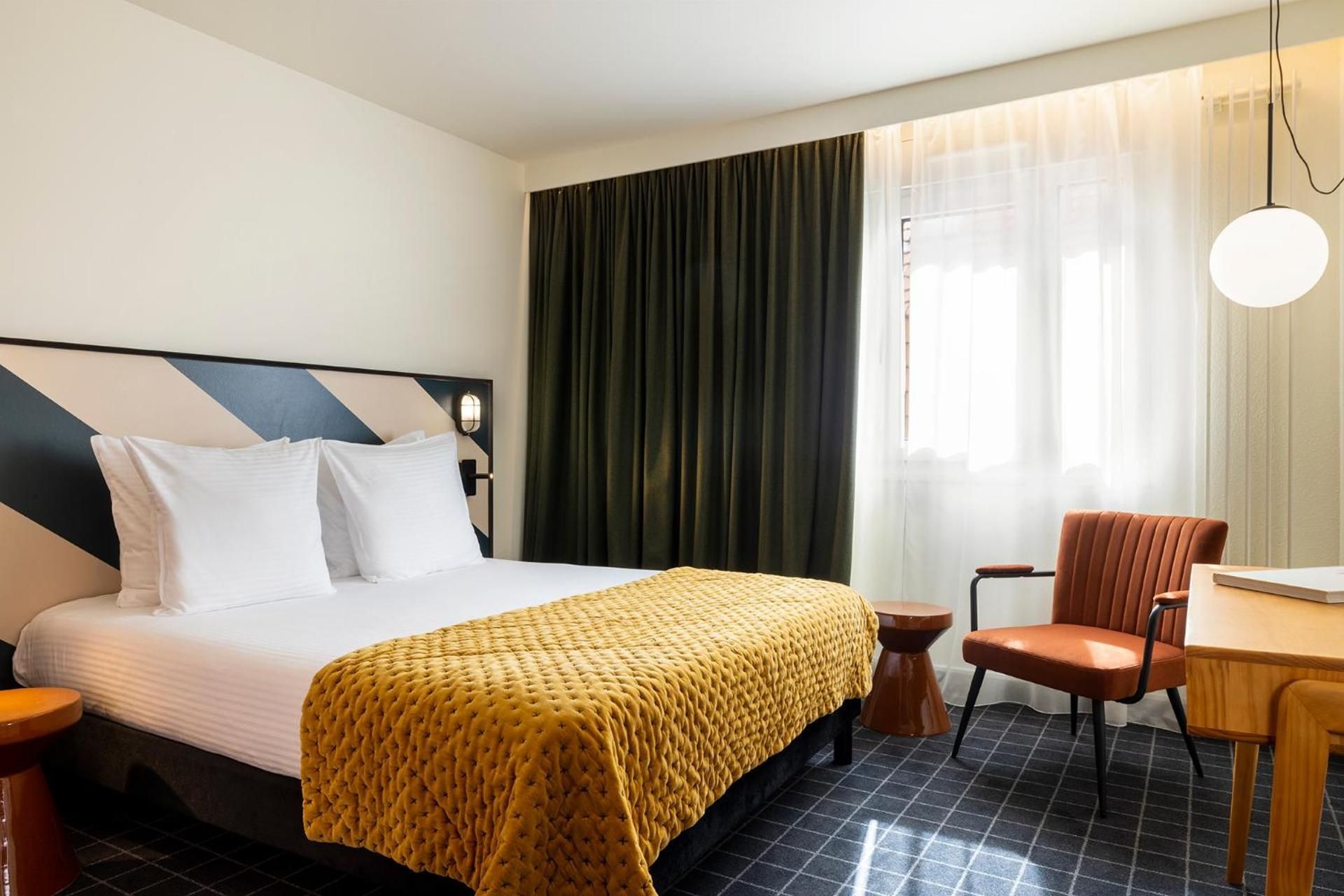 1 Queen Bed, Nonsmoking, Superior Room, Air Conditioning