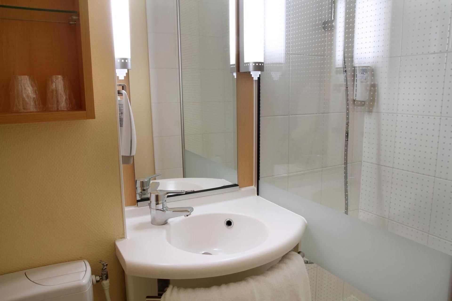 ibis Montbéliard Standard Room with 1 double bed 3