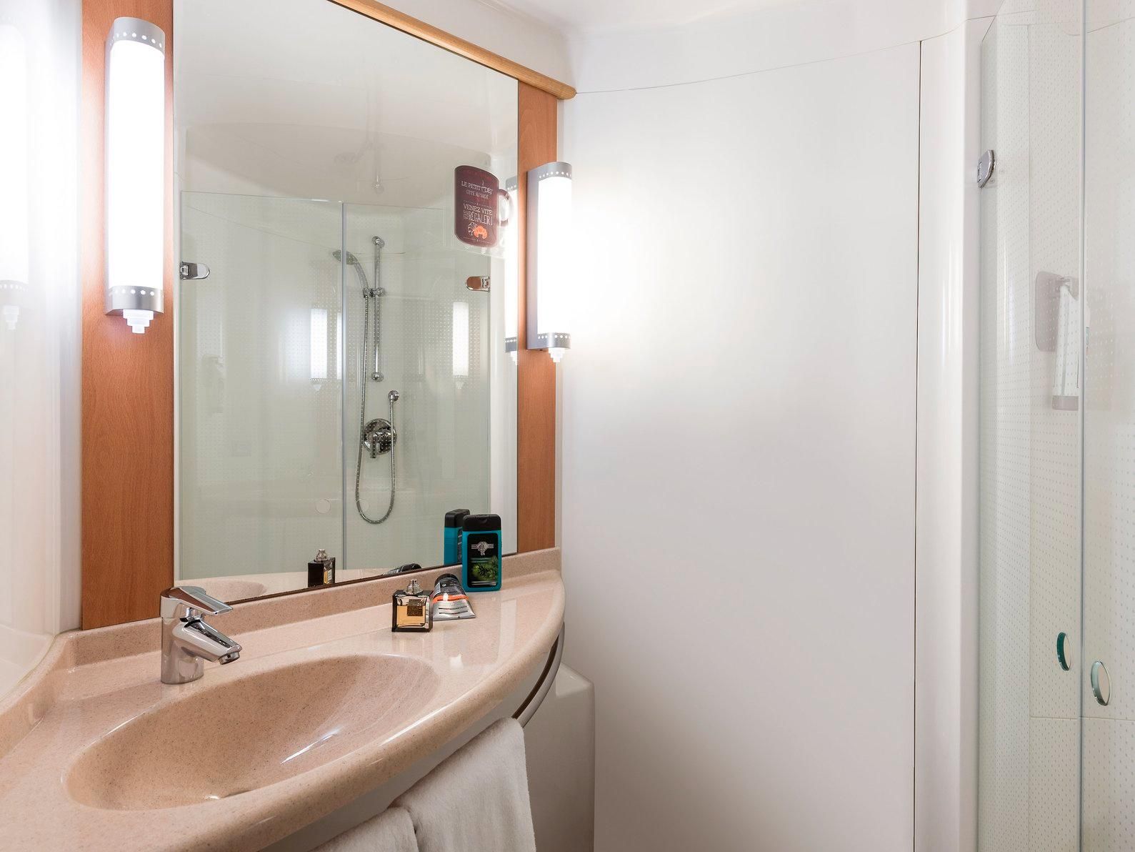 ibis Montbéliard Standard Room with two single beds 3