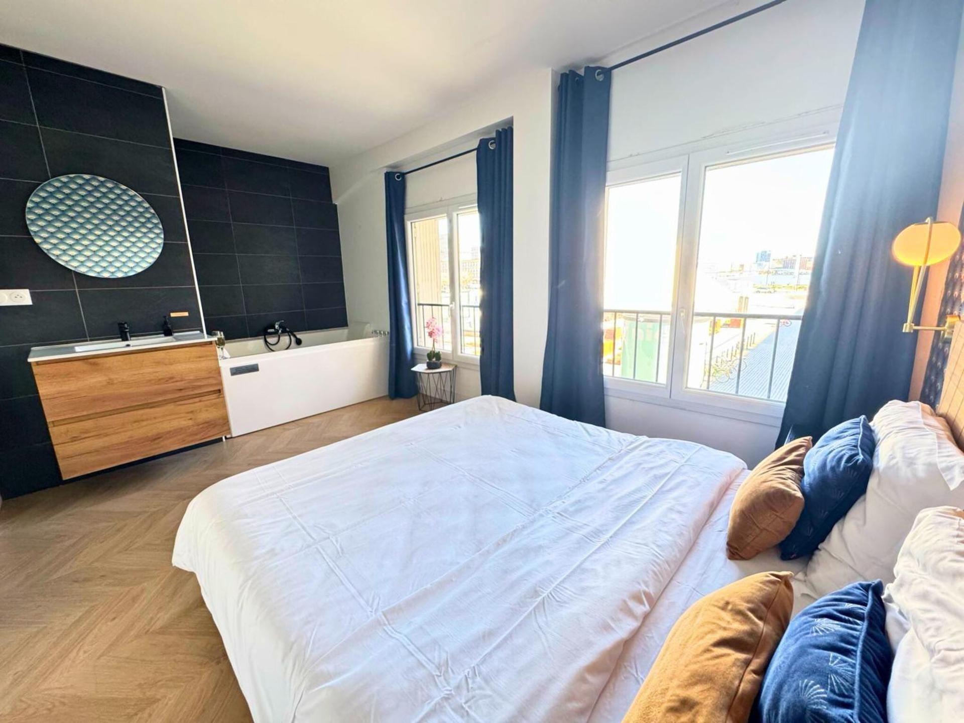 Deluxe Suite with Spa Bath
