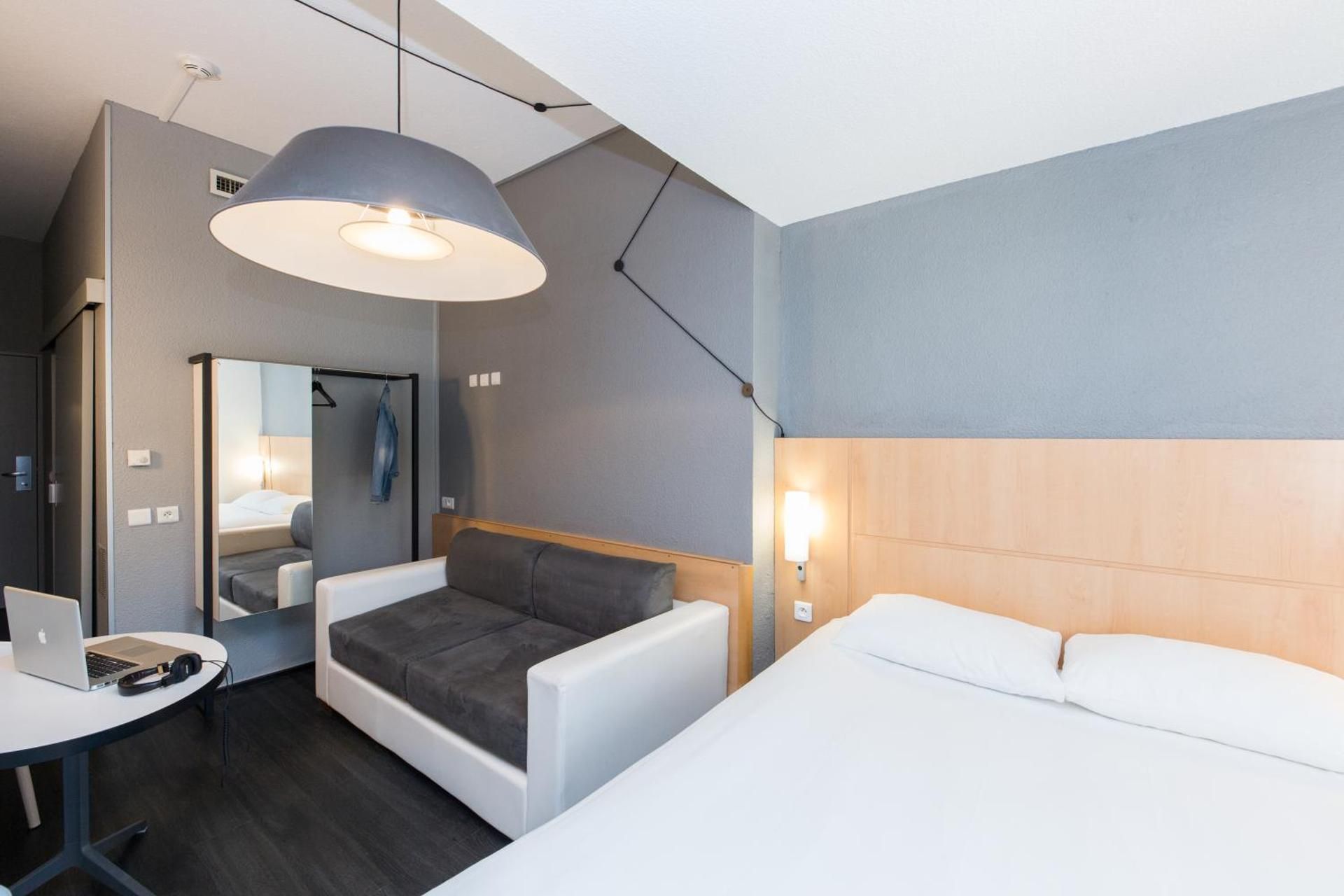 Standard Room with One Double Bed and Two Single Beds