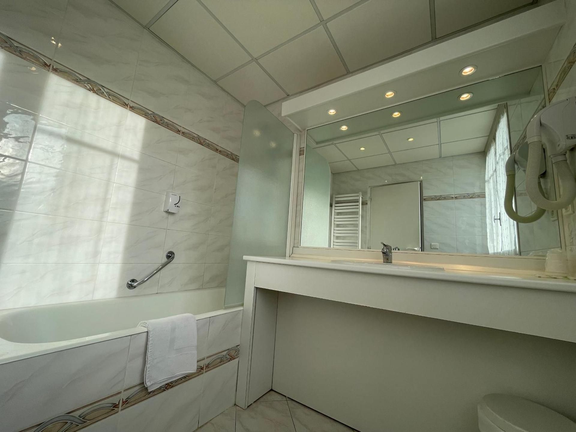 Superior Triple Room with Air Conditioning