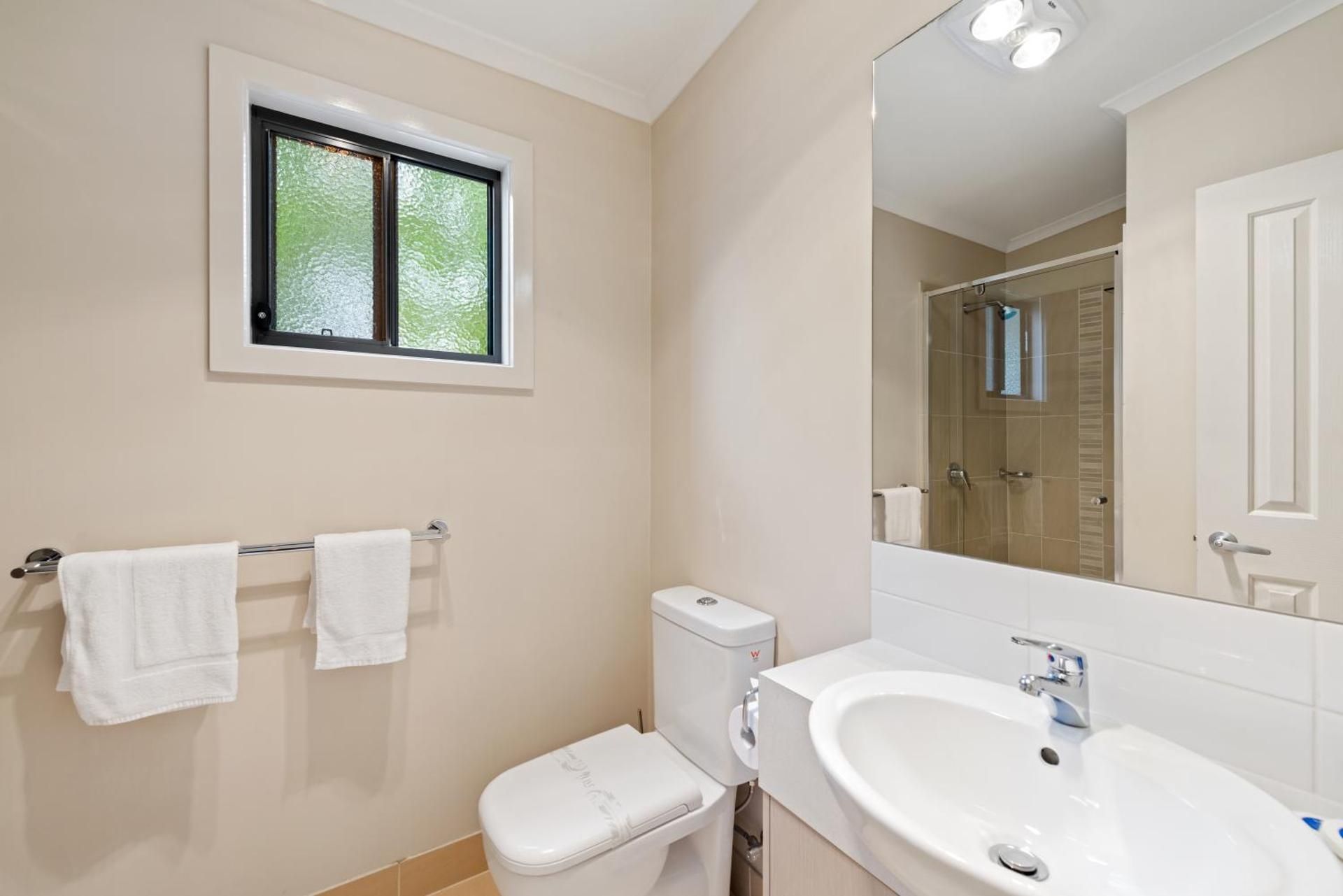 Deluxe 2 Bedroom Cabin - Sleeps 6