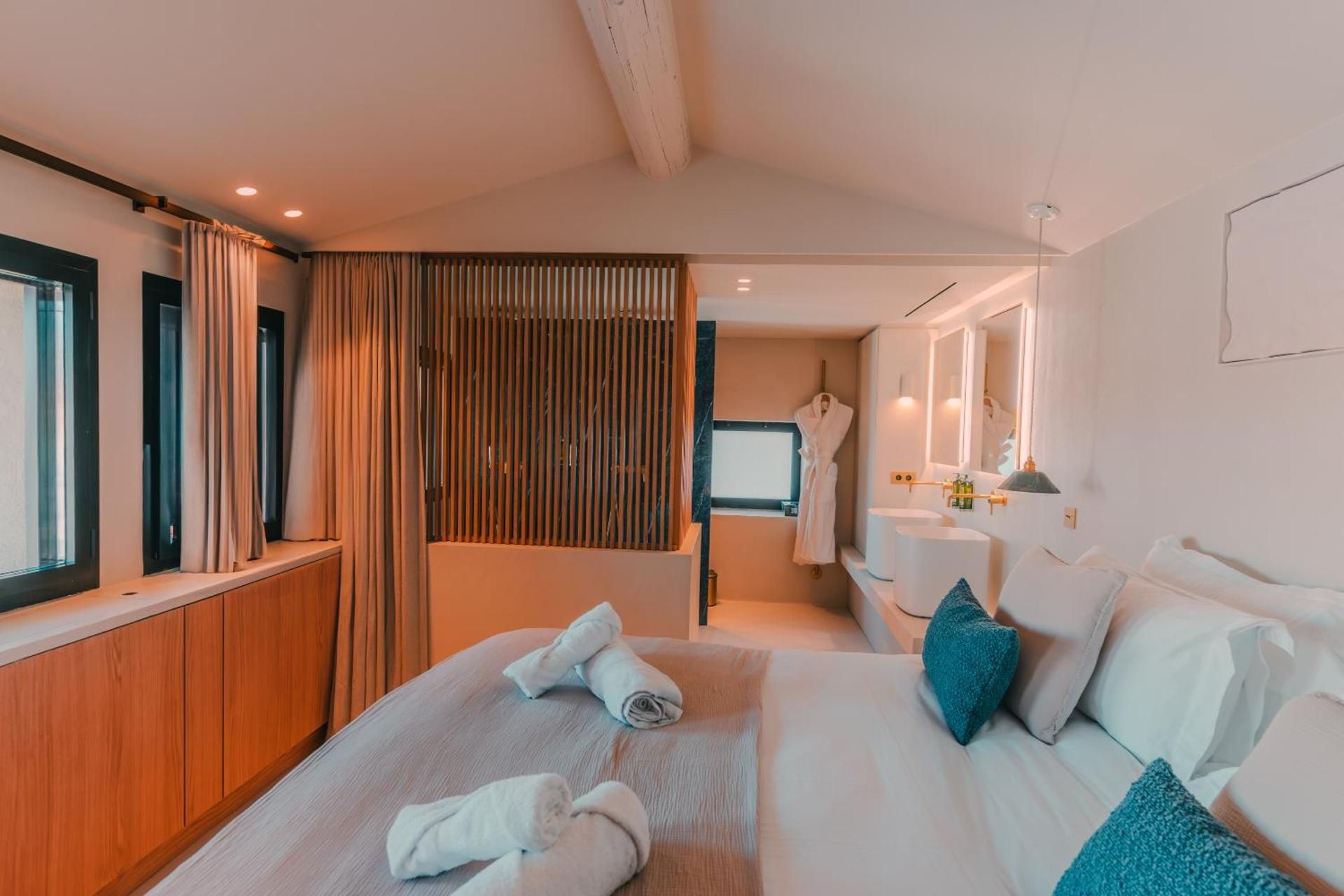 Three-Bedroom Apartment with Marina View