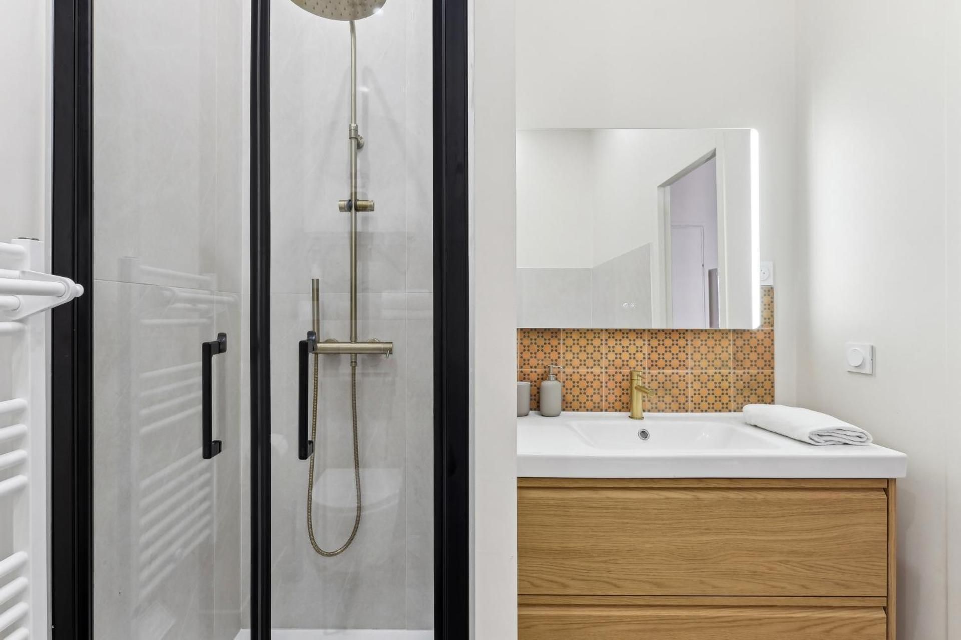 DELUXE APARTMENT