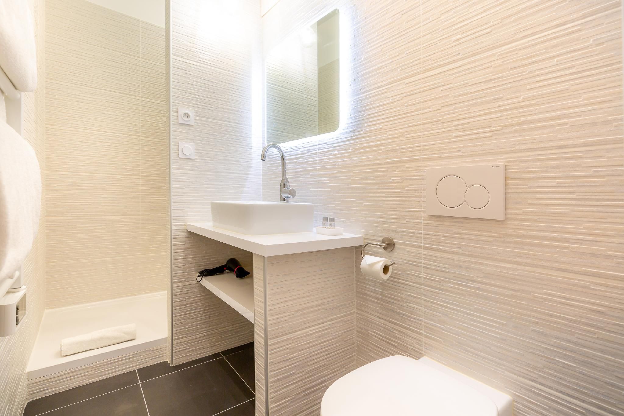 Appartement-Supérieure-Salle d'eau-Vue sur Rue-D8 Palmiers