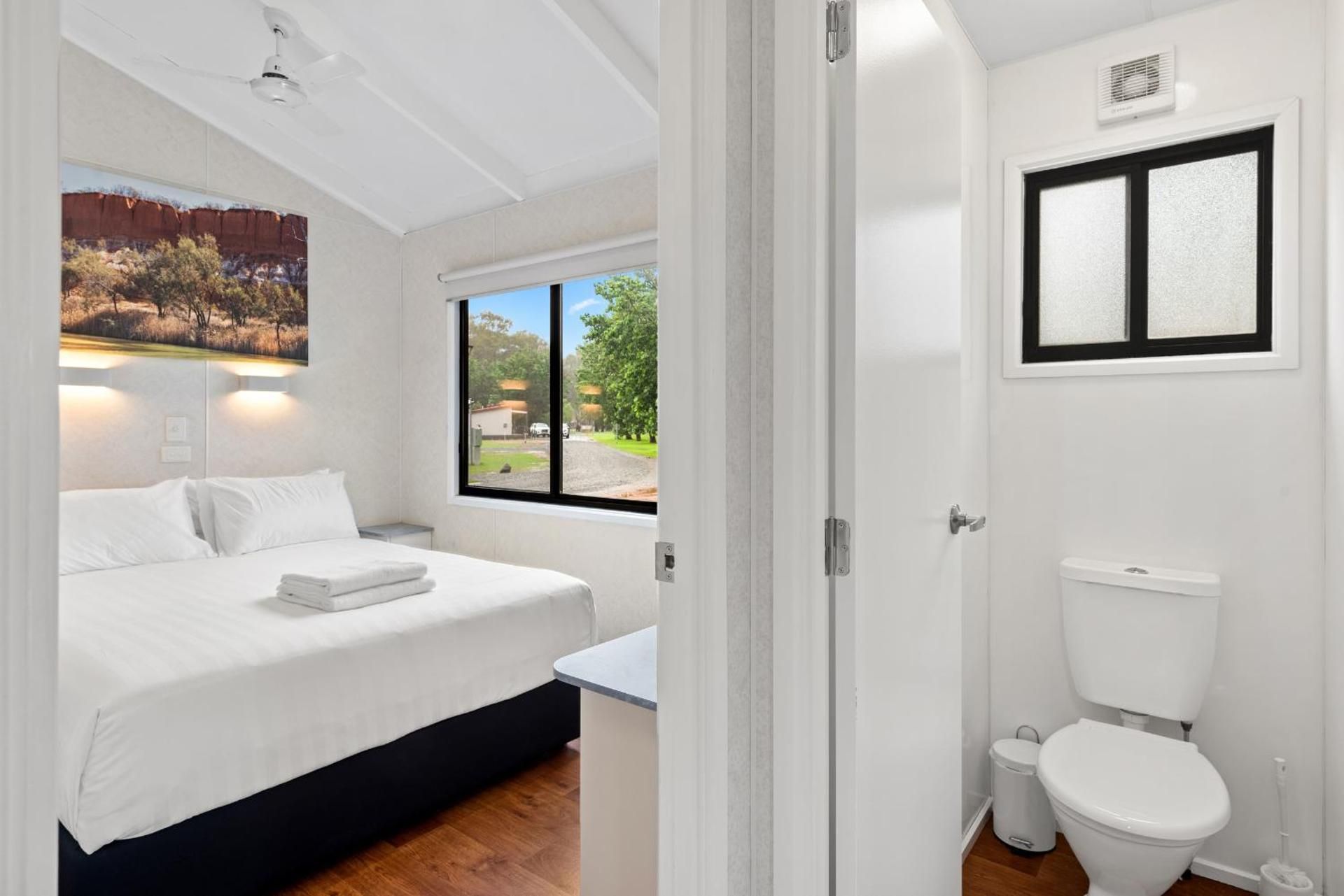 Deluxe 2 Bedroom Waterfront Cabin - Sleeps 4 