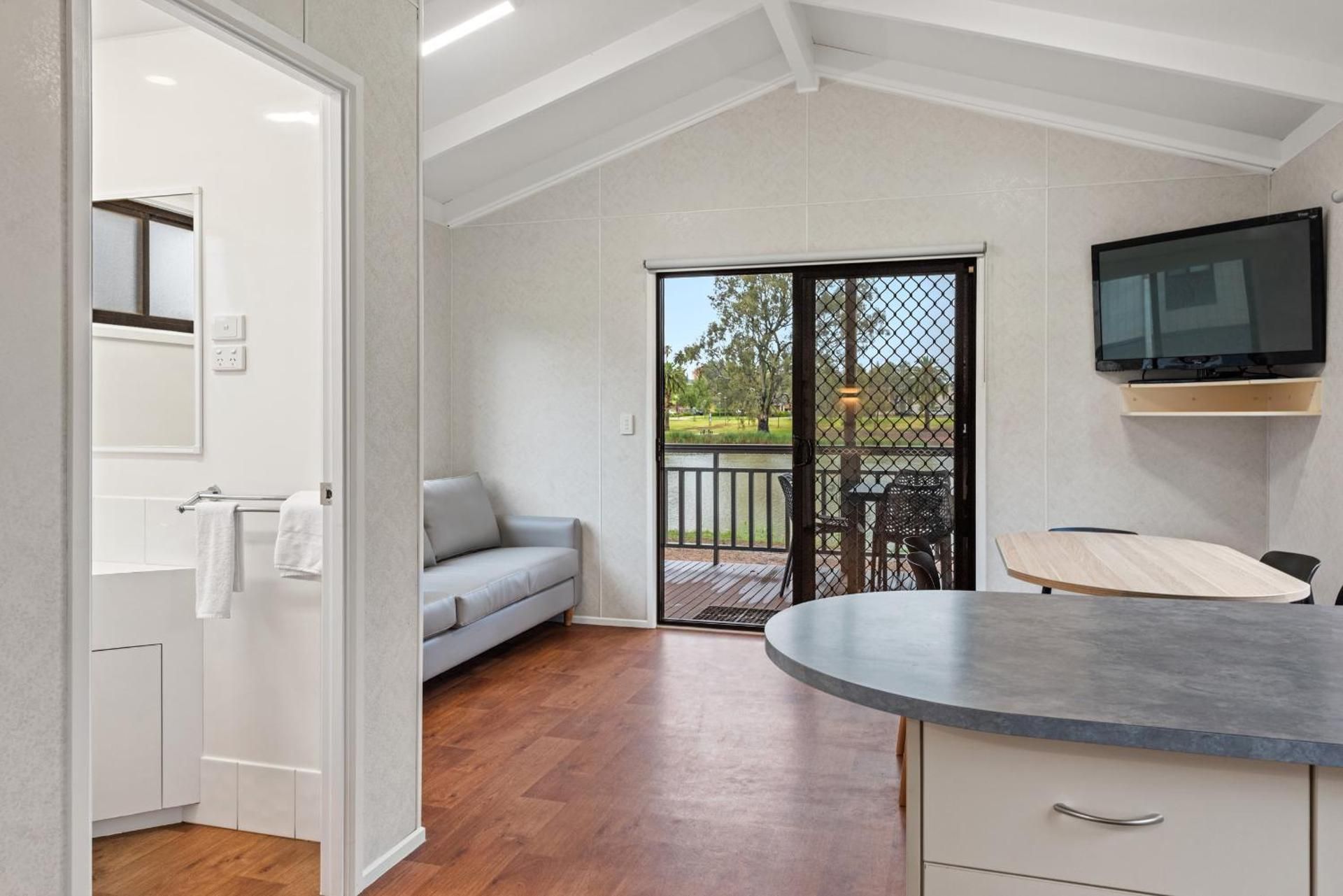 Deluxe 2 Bedroom Waterfront Cabin - Sleeps 6