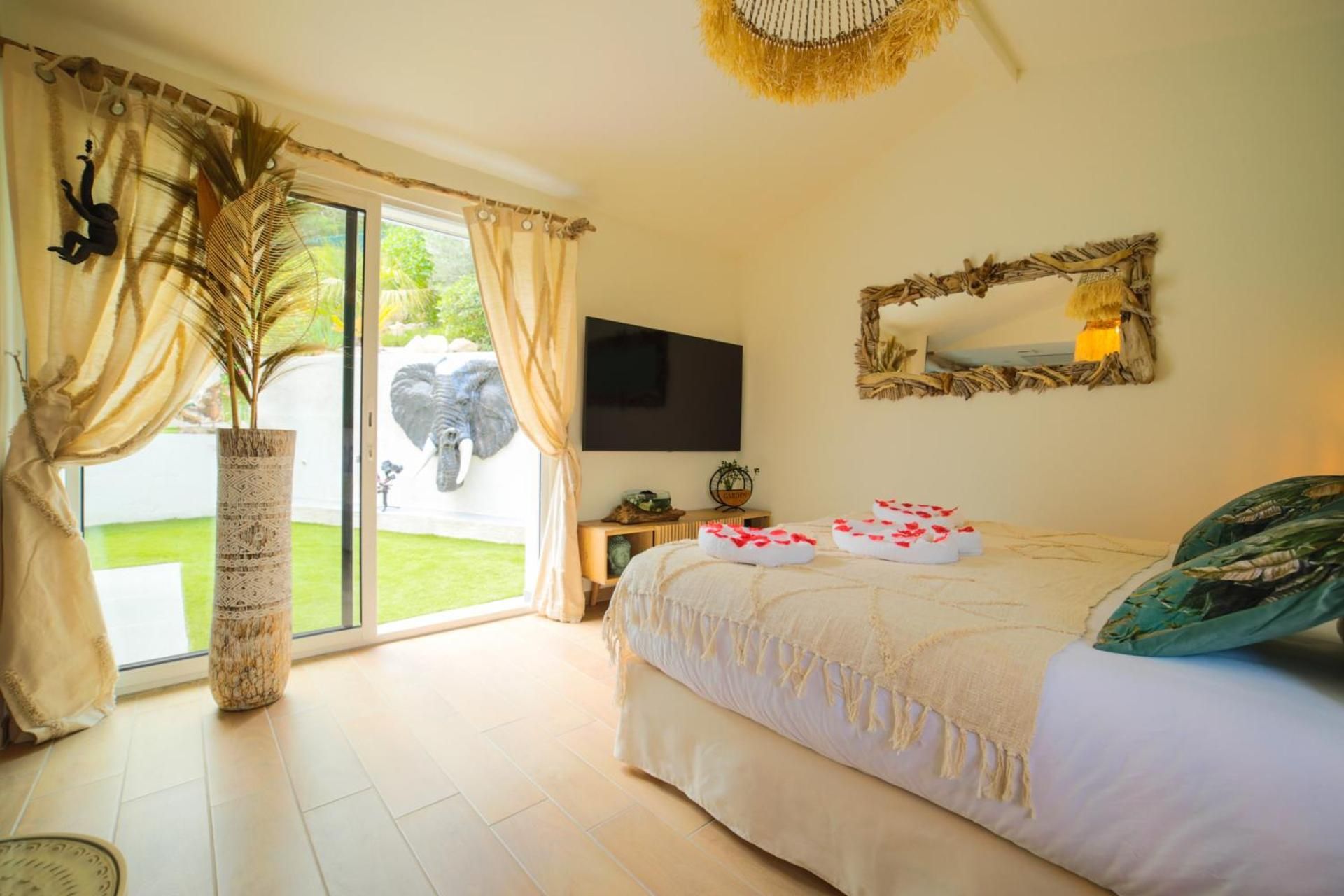 Queen Room with Pool View