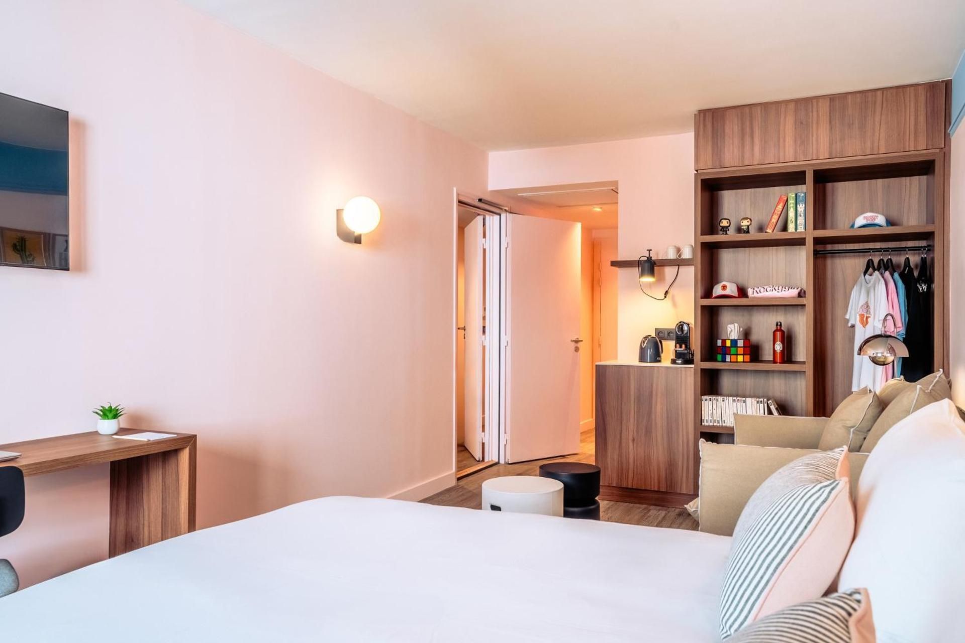 Connecting Rooms (4 Adults + 1 Child)