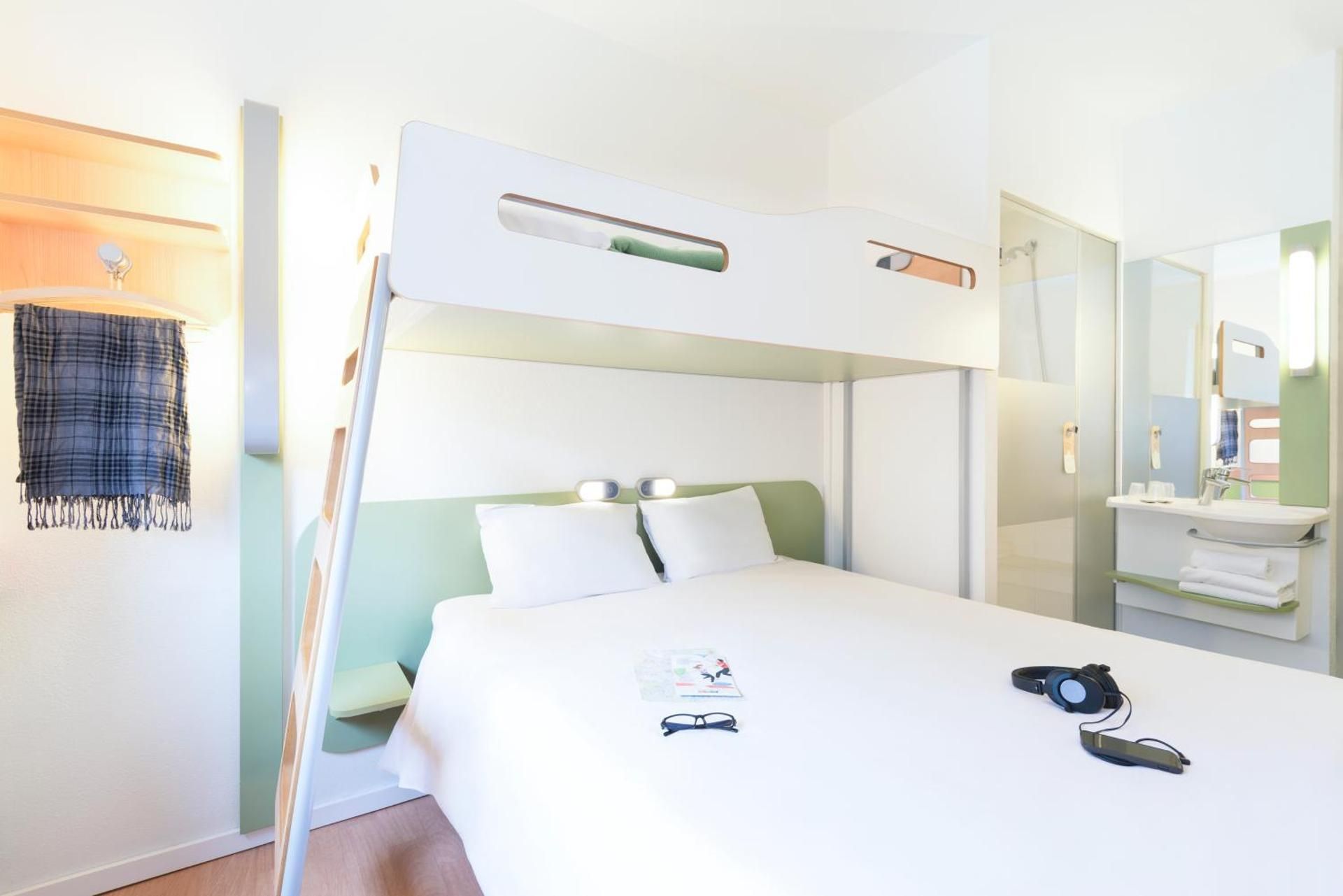 ibis budget Nancy Centre Triple - Room With A Large Bed And A Bunk Bed