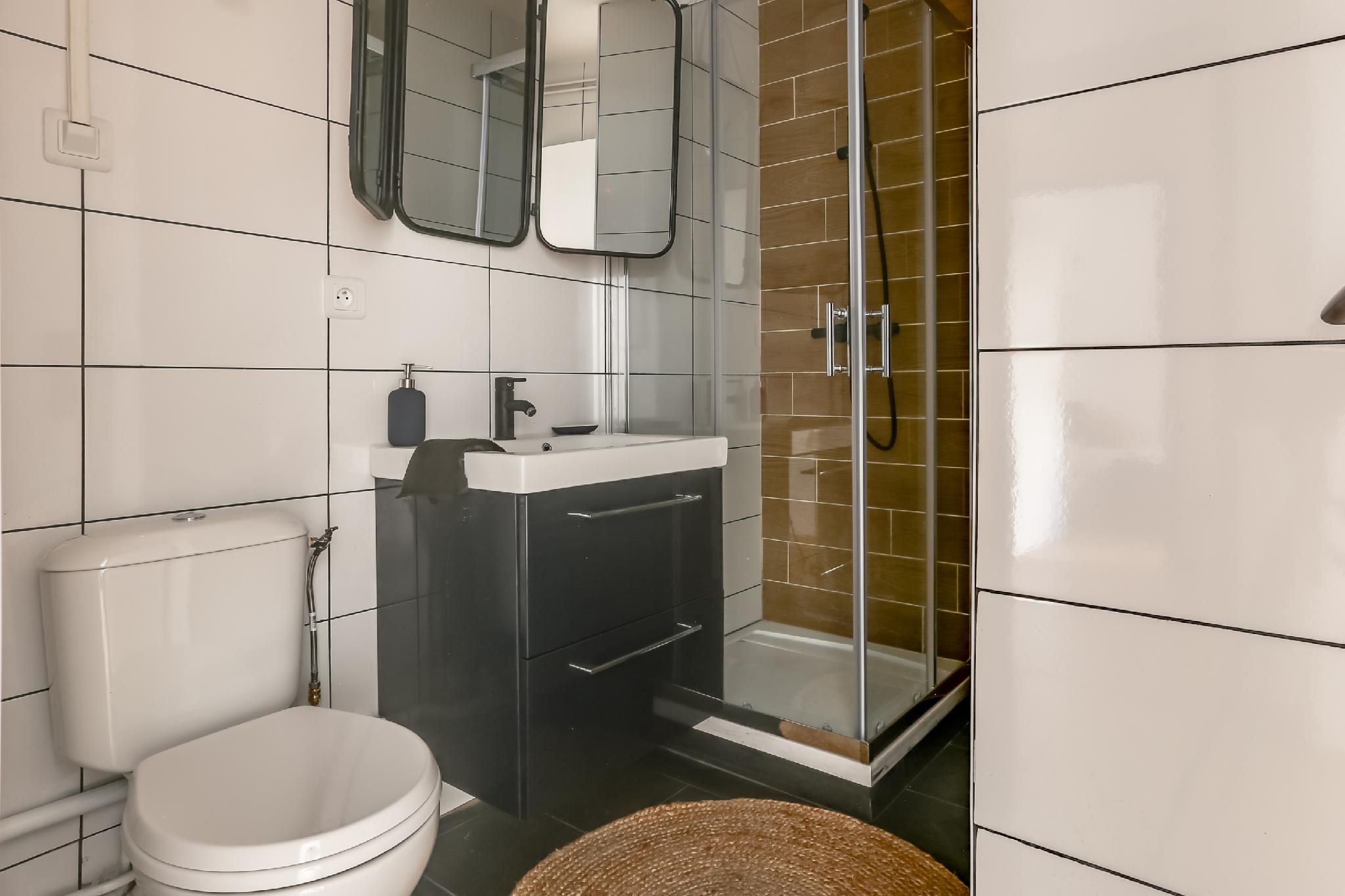 Studio-Douche-Moderne-Vue sur la cour-Carnot