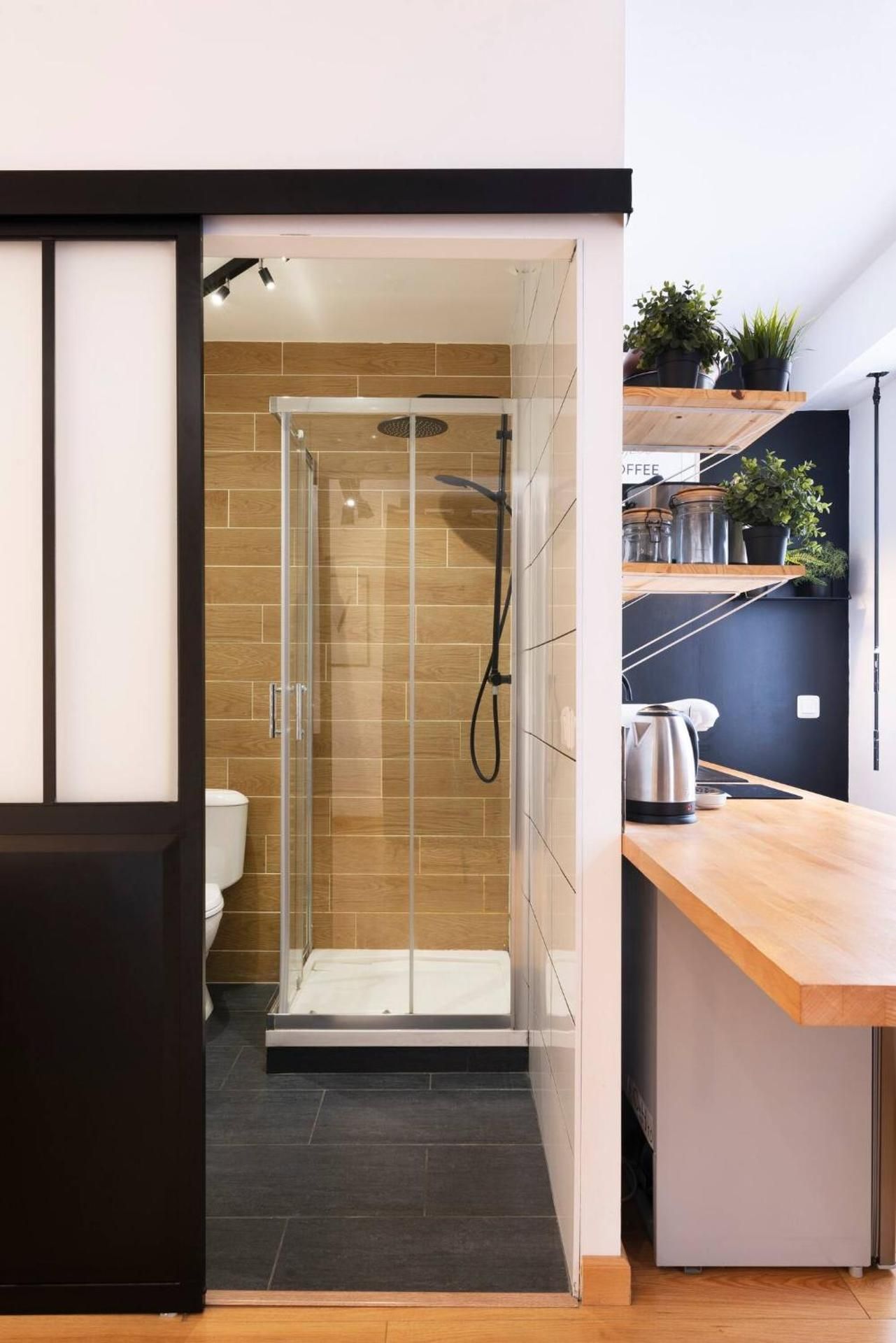 Studio-Douche-Moderne-Vue sur la cour-Leopold